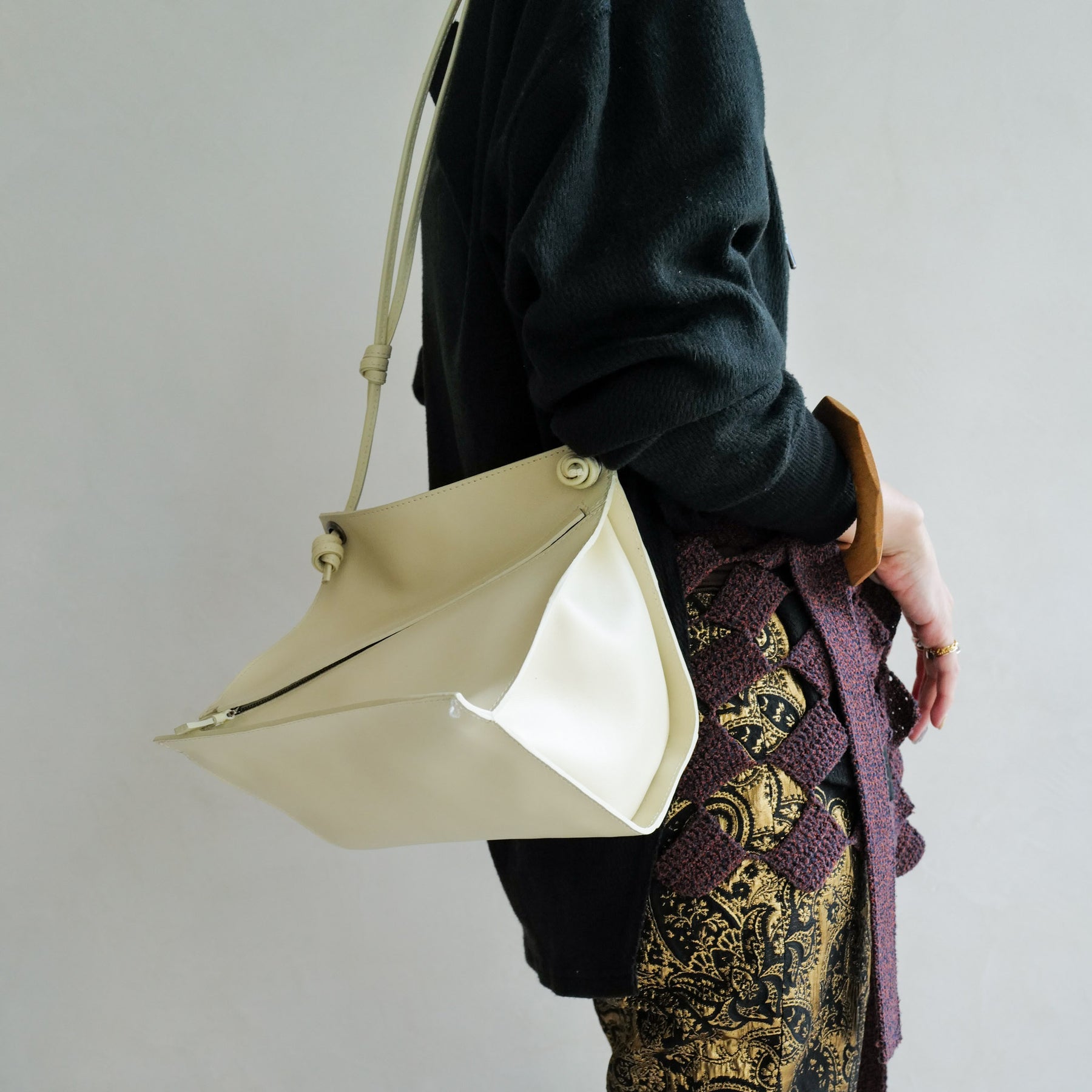 ITTI (イッチ) | HERRIE BOX ONE HANDLE POUCH / RAPTO FLEX (ヘリーボックスワンハンドルポーチ) | 鞄 かばん カバン ショルダー バッグ レザー メンズ レディース ブランド アイボリー オフホワイト 生成り ライト ベージュ オートミール 白