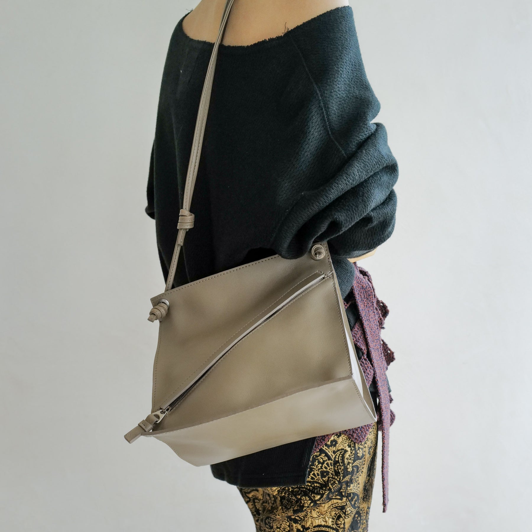 ITTI (イッチ) | HERRIE BOX ONE HANDLE POUCH / RAPTO FLEX (ヘリーボックスワンハンドルポーチ) | 鞄 かばん カバン ショルダー バッグ レザー メンズ レディース ブランド トープ グレージュ ベージュ 茶色 ブラウン