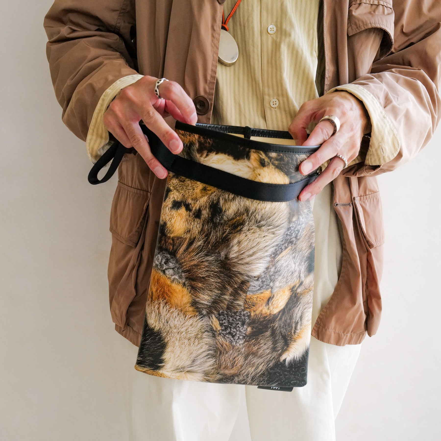 ITTI (イッチ) | ANNIE RICE BAG iii / TOLQ FUR (アニーライスバッグ / トルコファー) | 転写 プリント 鞄 かばん カバン レザー ブランド メンズ レディース 手持ち ハンド