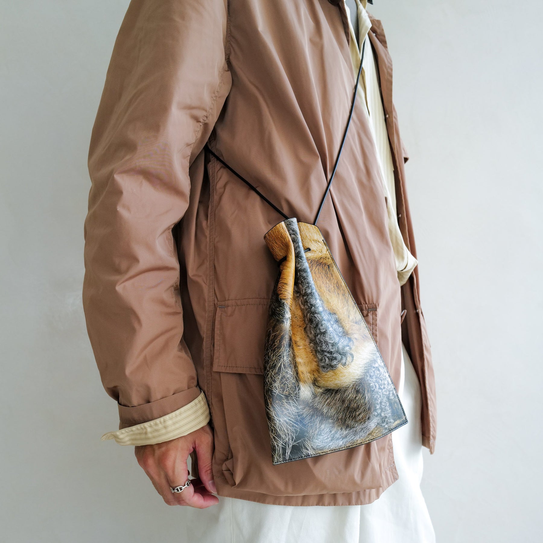 ITTI (イッチ) | HERRIE KINCHAKU POUCH - PM / TOLQ FUR (ヘリー巾着ポーチ / トルク 転写ファー) | 鞄 カバン かばん ミニ きんちゃく キンチャク ショルダー プリント レザー ブランド メンズ レディース