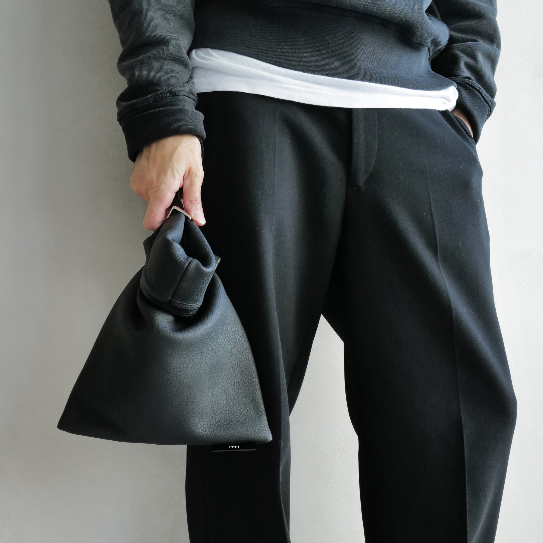 ITTI (イッチ) | ANNIE RICE BAG iii / DIPLO SKY(アニーライスバッグ/ディプロスカイ) レザー 巾着 キンチャク きんちゃく ポーチ カバン ハンドバッグ メンズ レディース ユニセック ミニ かばん 鞄 皮革 黒 クロ ブラック グレージュ トープ アイボリー 白 オフホワイト