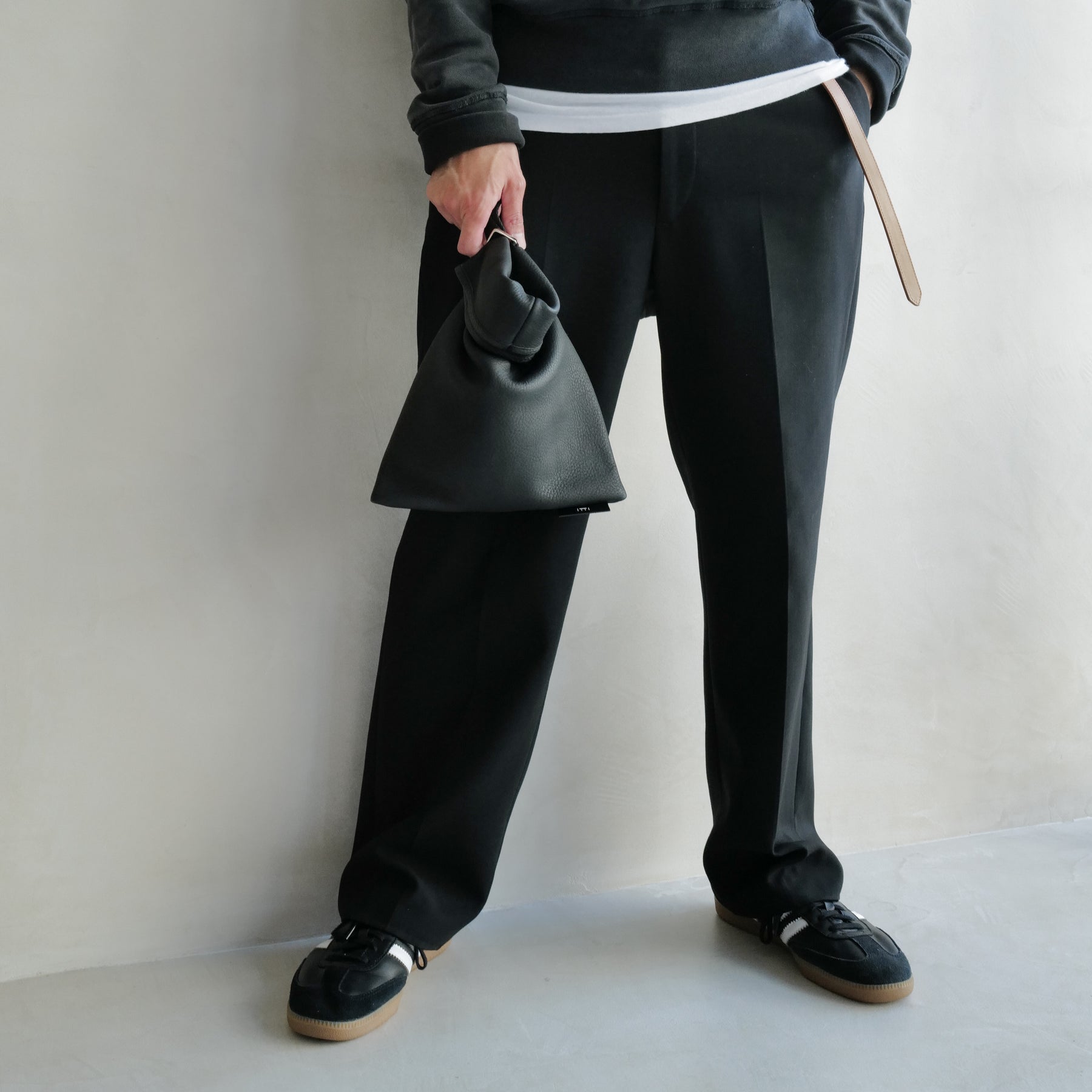 ITTI (イッチ) | ANNIE RICE BAG iii / DIPLO SKY(アニーライスバッグ/ディプロスカイ) レザー 巾着 キンチャク きんちゃく ポーチ カバン ハンドバッグ メンズ レディース ユニセック ミニ かばん 鞄 皮革 黒 クロ ブラック グレージュ トープ アイボリー 白 オフホワイト