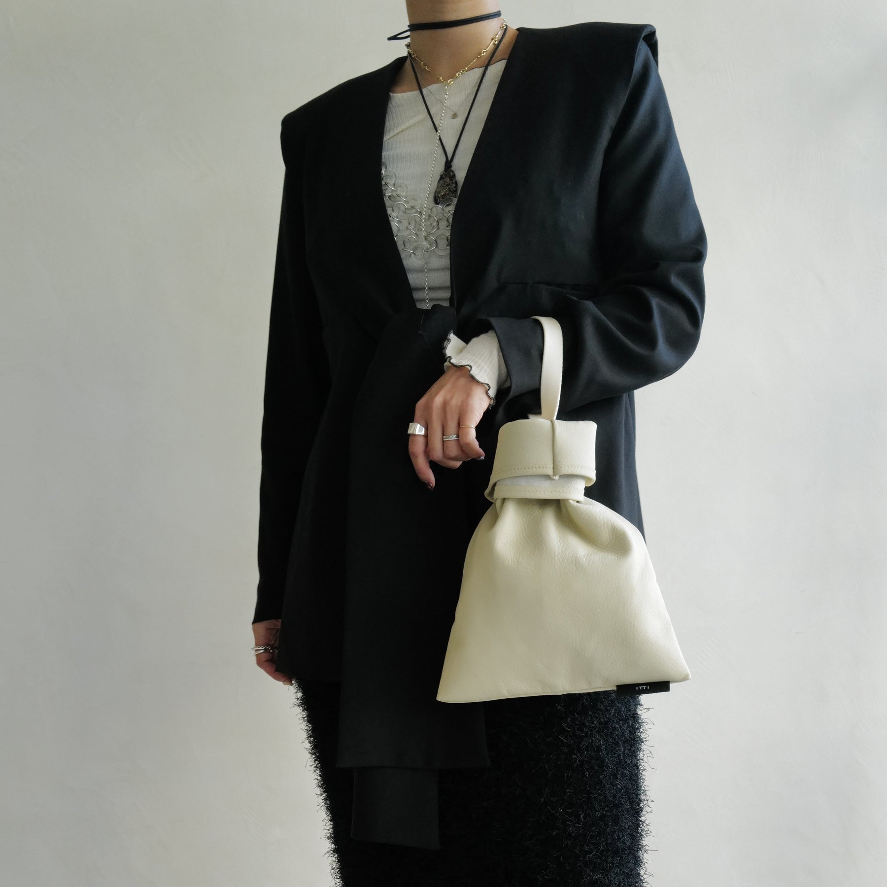 ITTI (イッチ) | ANNIE RICE BAG iii / DIPLO SKY(アニーライスバッグ/ディプロスカイ) レザー 巾着 キンチャク きんちゃく ポーチ カバン ハンドバッグ メンズ レディース ユニセック ミニ かばん 鞄 皮革 黒 クロ ブラック グレージュ トープ アイボリー 白 オフホワイト
