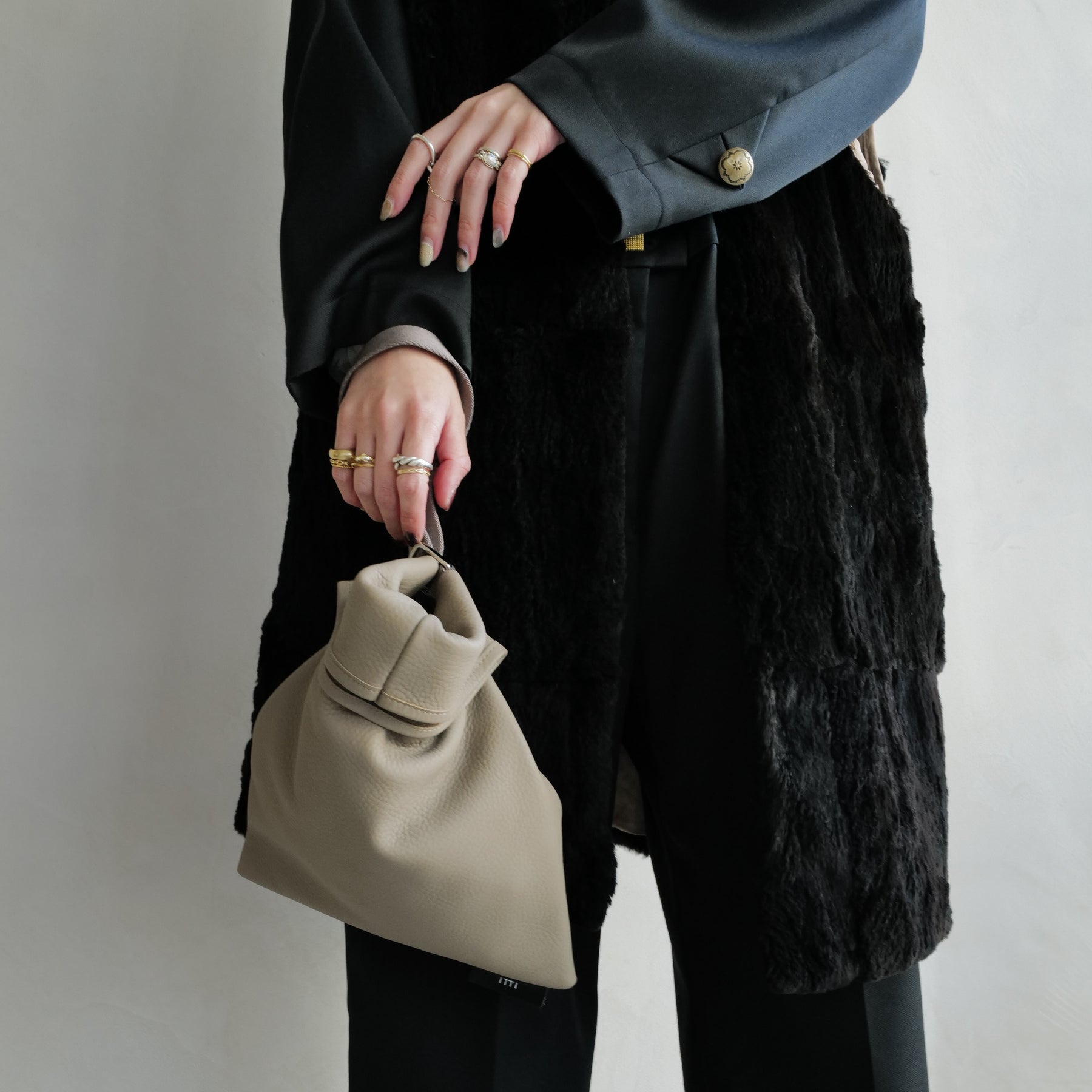 ITTI (イッチ) | ANNIE RICE BAG iii / DIPLO SKY(アニーライスバッグ/ディプロスカイ) レザー 巾着 キンチャク きんちゃく ポーチ カバン ハンドバッグ メンズ レディース ユニセック ミニ かばん 鞄 皮革 黒 クロ ブラック グレージュ トープ アイボリー 白 オフホワイト