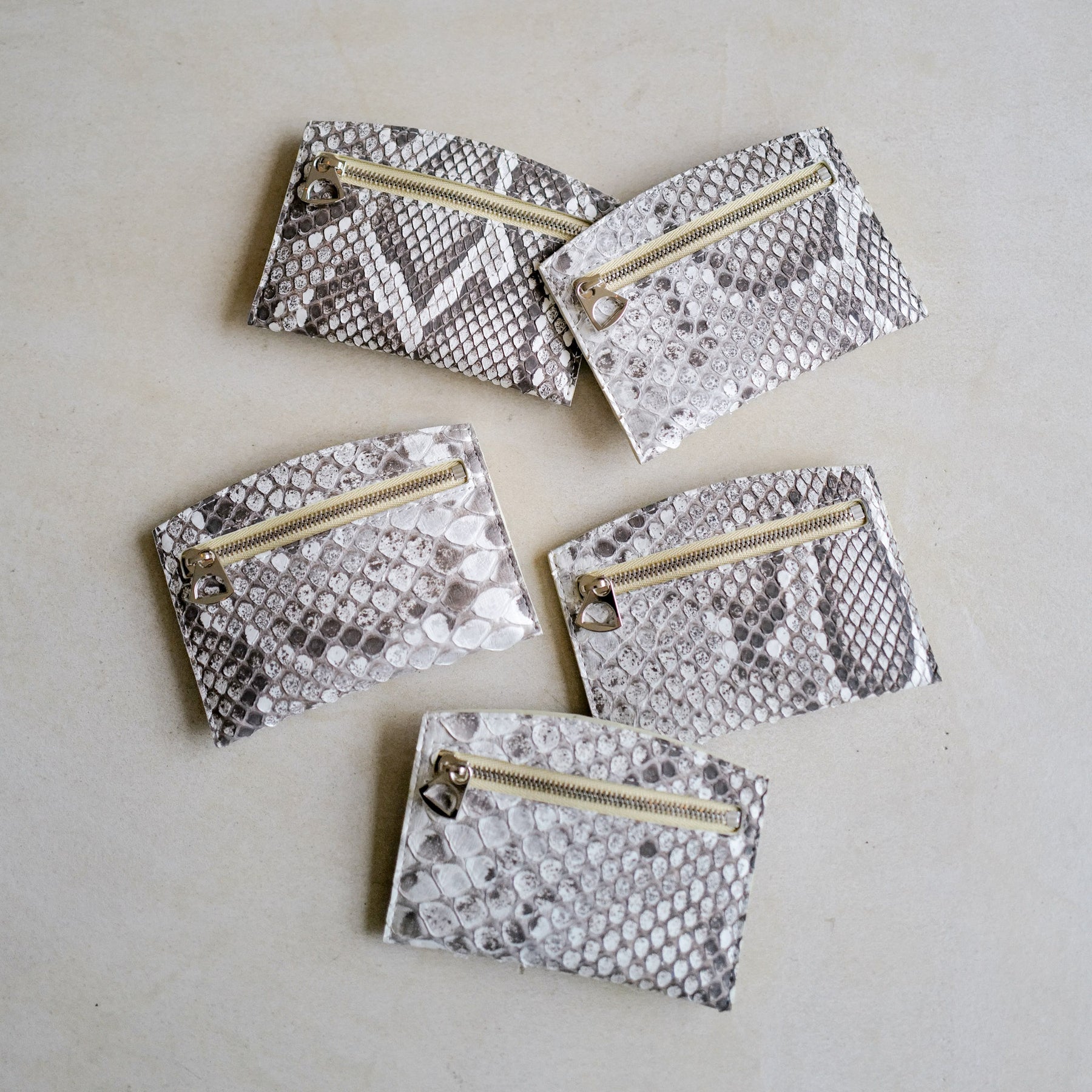 ITTI (イッチ) | CRISTY SMART CARD WLT / MOLURUS(クリスティスマートカードウォレット / モラレス) パイソン 蛇 ケース 財布 サイフ さいふ エキゾチック レザー ブランド 薄い スリム キャッシュレス 白黒 ホワイト ブラック