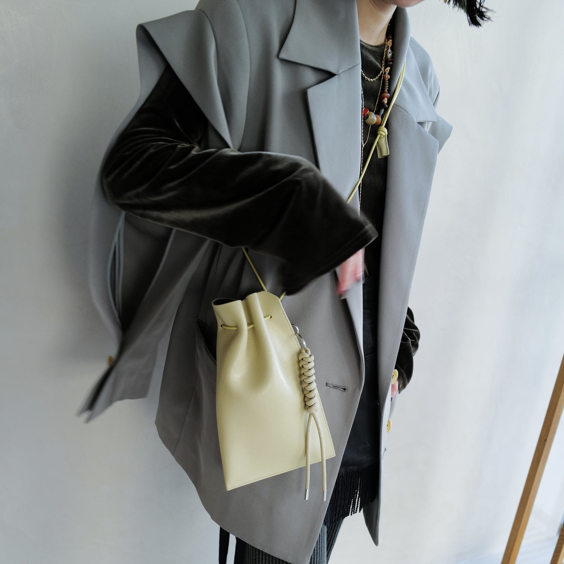 ITTI (イッチ) - HERRIE KINCHAKU POUCH - PM / CRACK (ヘリー巾着ポーチ / クラック) 鞄 かばん カバン ショルダー キンチャク きんちゃく レザー ブランド メンズ レディース