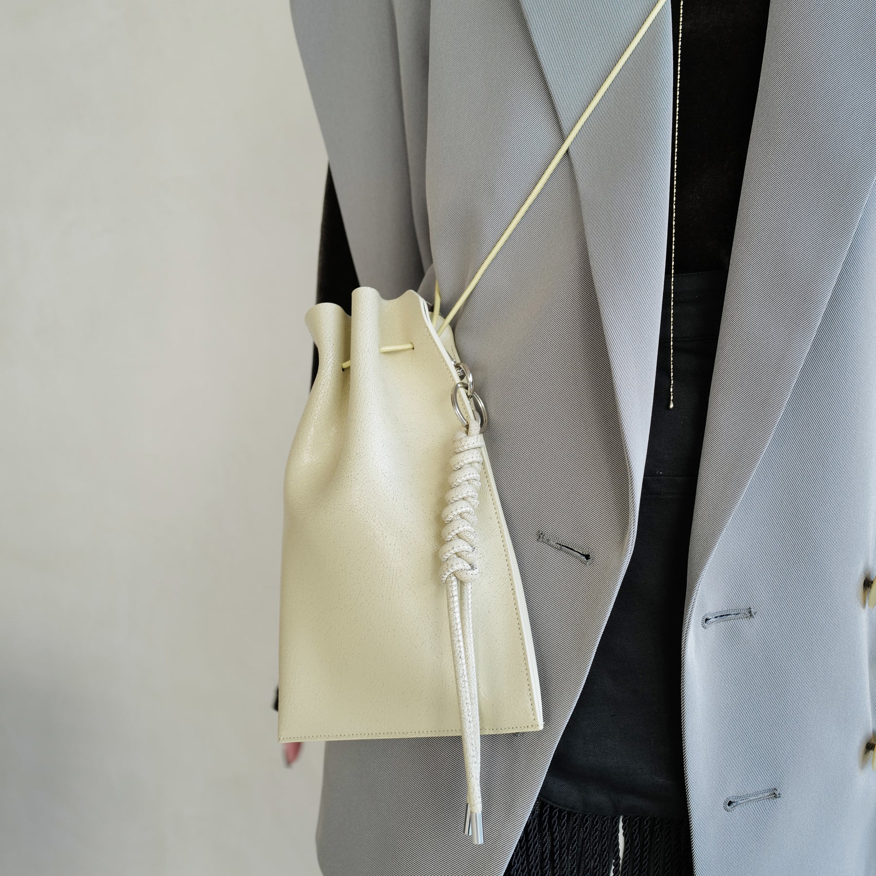 ITTI (イッチ) - HERRIE KINCHAKU POUCH - PM / CRACK (ヘリー巾着ポーチ / クラック) 鞄 かばん カバン ショルダー キンチャク きんちゃく レザー ブランド メンズ レディース