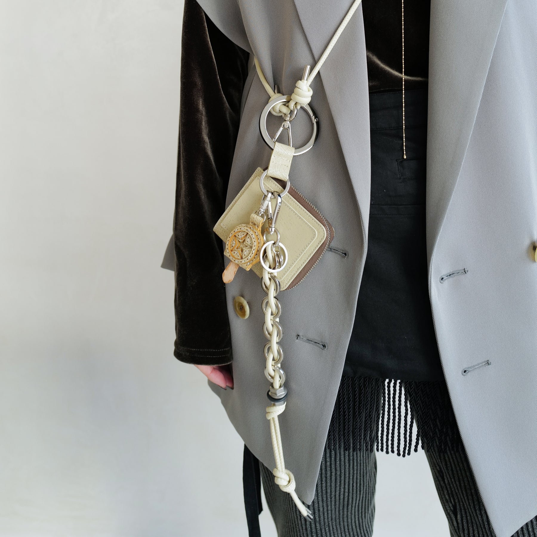 ITTI (イッチ) - CRISTY RING CHAIN KNOT CHARM / STCOW (クリスティリングチェーンノットチャーム / ステッチカウレザー) | キーホルダー 鍵 リング レザー ブランド メンズ レディース 贈り物 ギフト プレゼント アイボリー