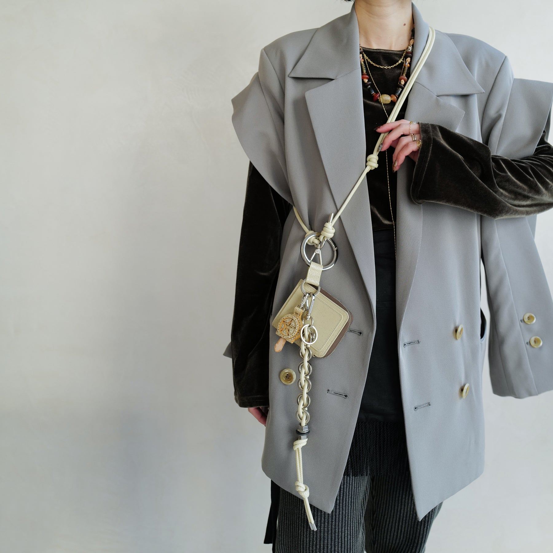ITTI (イッチ) - CRISTY RING CHAIN KNOT CHARM / STCOW (クリスティリングチェーンノットチャーム / ステッチカウレザー) | キーホルダー 鍵 リング レザー ブランド メンズ レディース 贈り物 ギフト プレゼント アイボリー