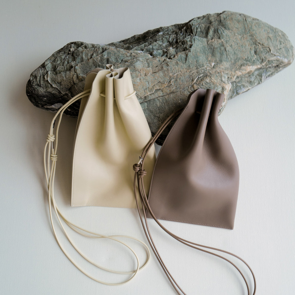 ITTI (イッチ) | HERRIE KINCHAKU POUCH - PM / RAPTO FLEX (ヘリーキンチャクポーチ / ラプトフレックス) | レザー きんちゃく 巾着 かばん 鞄 カバン ショルダー 手持ち メンズ レディース 黒 ブラック スムース 牛革 ecco エコー