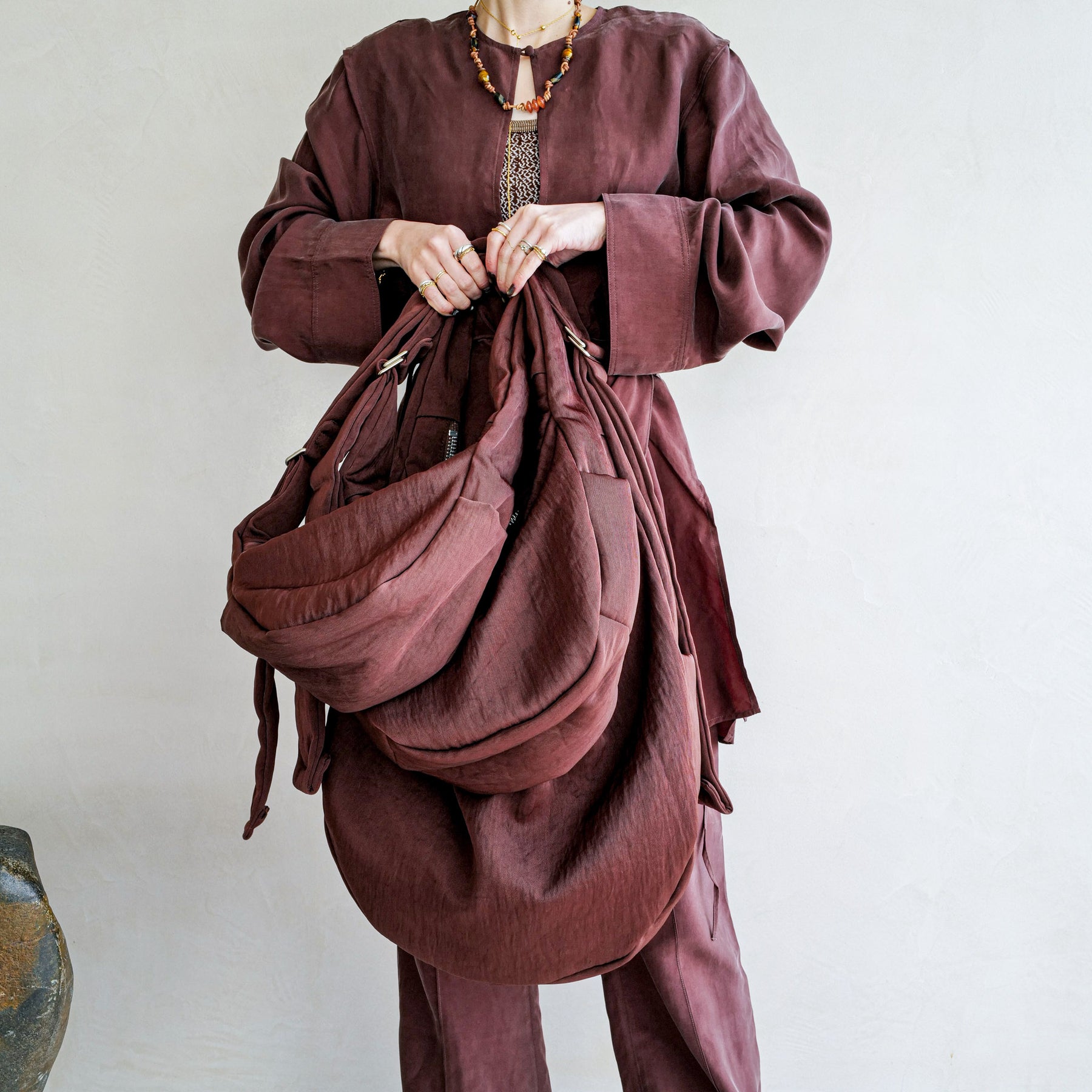 ANNIE PUFFER BIG MOON BAG / CERATO BRIGHT (アニーパファービッグムーンバッグ) - ITTI (イッチ) | カバン かばん ショルダー 肩掛け 斜め 中綿 ナイロン 撥水 ブランド ドメスティック メンズ レディース ブラウン 茶色 大きい 三日月