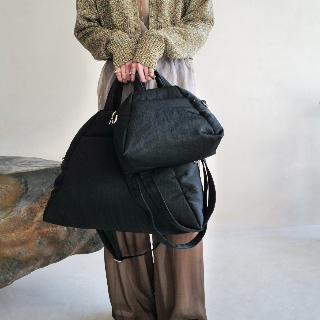 ITTI (イッチ) | ANNIE PUFFER MINI MADISON BAG / CERATO BRIGHT (アニーパファーミニマディソンバッグ / シェラトブライト) | 鞄 斜め掛け 手持ち かばん ミニ カバン ショルダー ナイロン 中綿 旅行 お出かけ 買い物 メンズ レディース ブランド ブラック 黒 black