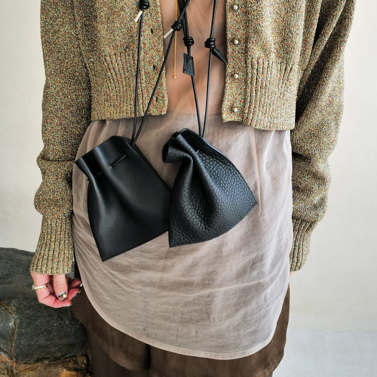 ITTI (イッチ) | HERRIE KINCHAKU POUCH - XXS / DIPLO SKY(ヘリー キンチャクポーチ - ダブルエックスエス / ディプロスカイ) 巾着 レザー ショルダー アクセサリー ファッション メンズ レディース 小物入れ ecco社 ブラック アイボリー black 黒 スタイリング コーディネート ファッション スナップ