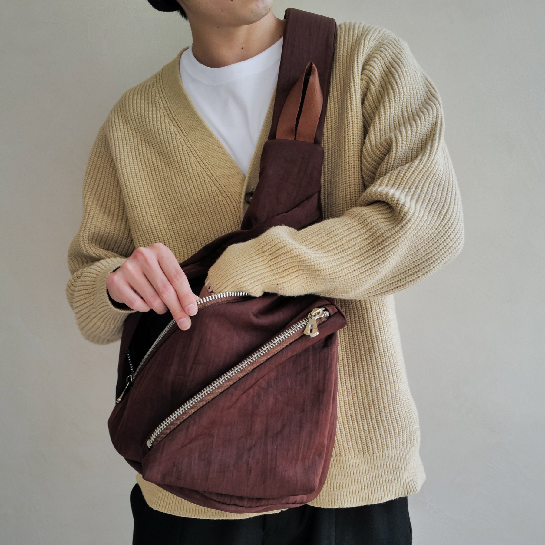 ITTI (イッチ) | ANNIE PUFFER SLING BAG / CERATO BRIGHT (アニーパファースリングバッグ / シェラトブライト) | 鞄 カバン かばん ショルダー 斜め掛け ナイロン 中綿 ブラック ブラウン 黒 茶色 メンズ レディース ブランド スタイリング コーディネート ファッション スナップ