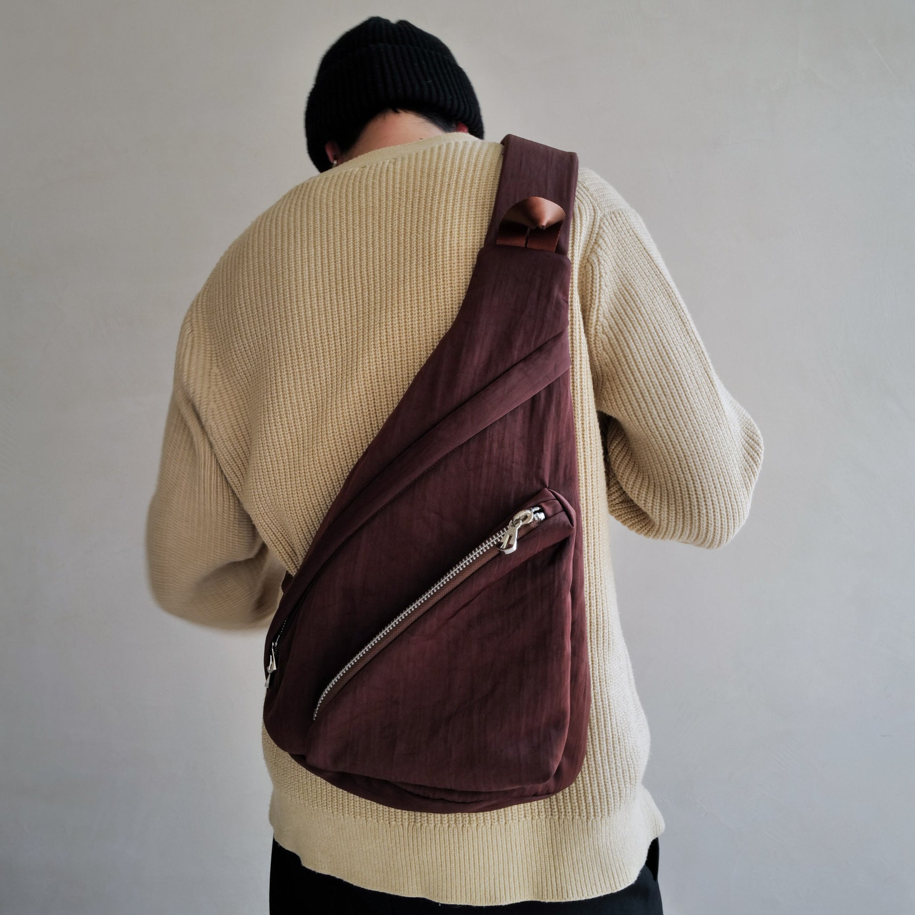 ITTI (イッチ) | ANNIE PUFFER SLING BAG / CERATO BRIGHT (アニーパファースリングバッグ / シェラトブライト) | 鞄 カバン かばん ショルダー 斜め掛け ナイロン 中綿 ブラック ブラウン 黒 茶色 メンズ レディース ブランド スタイリング コーディネート ファッション スナップ