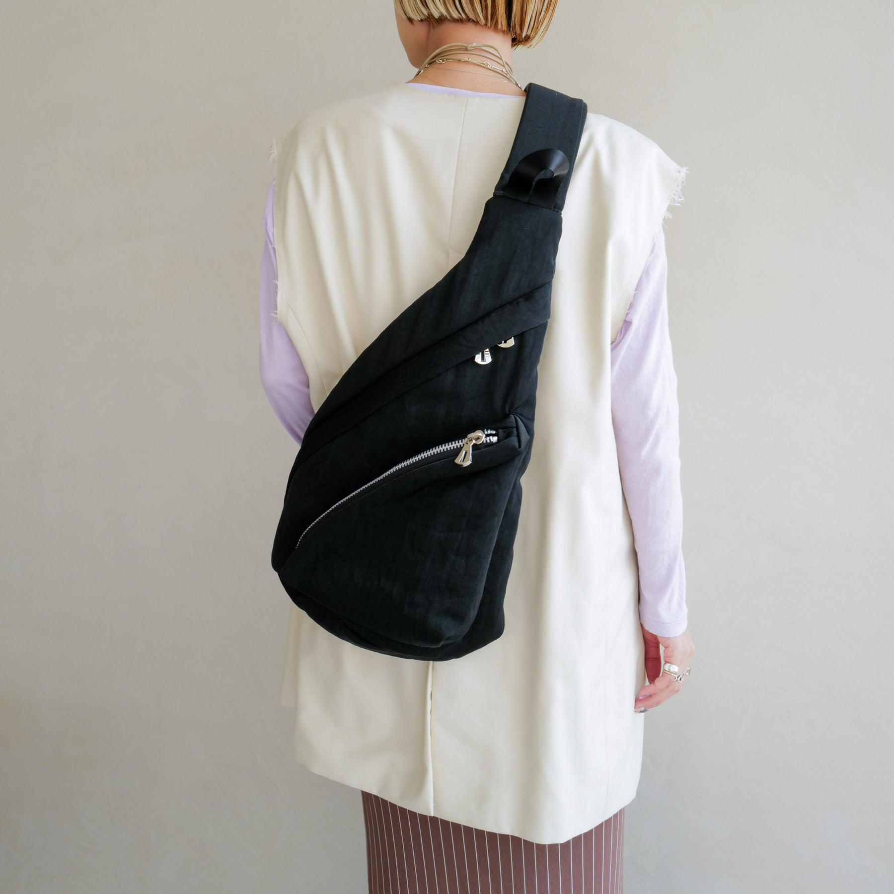 ITTI (イッチ) | ANNIE PUFFER SLING BAG / CERATO BRIGHT (アニーパファースリングバッグ / シェラトブライト) | 鞄 カバン かばん ショルダー 斜め掛け ナイロン 中綿 ブラック ブラウン 黒 茶色 メンズ レディース ブランド スタイリング コーディネート ファッション スナップ