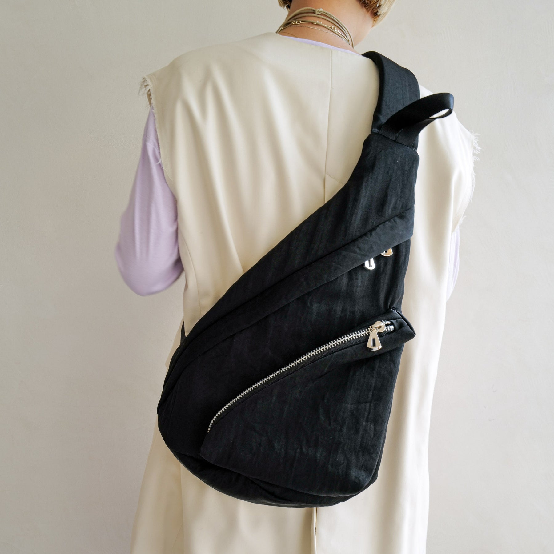 ITTI (イッチ) | ANNIE PUFFER SLING BAG / CERATO BRIGHT (アニーパファースリングバッグ / シェラトブライト) | 鞄 カバン かばん ショルダー 斜め掛け ナイロン 中綿 ブラック ブラウン 黒 茶色 メンズ レディース ブランド スタイリング コーディネート ファッション スナップ
