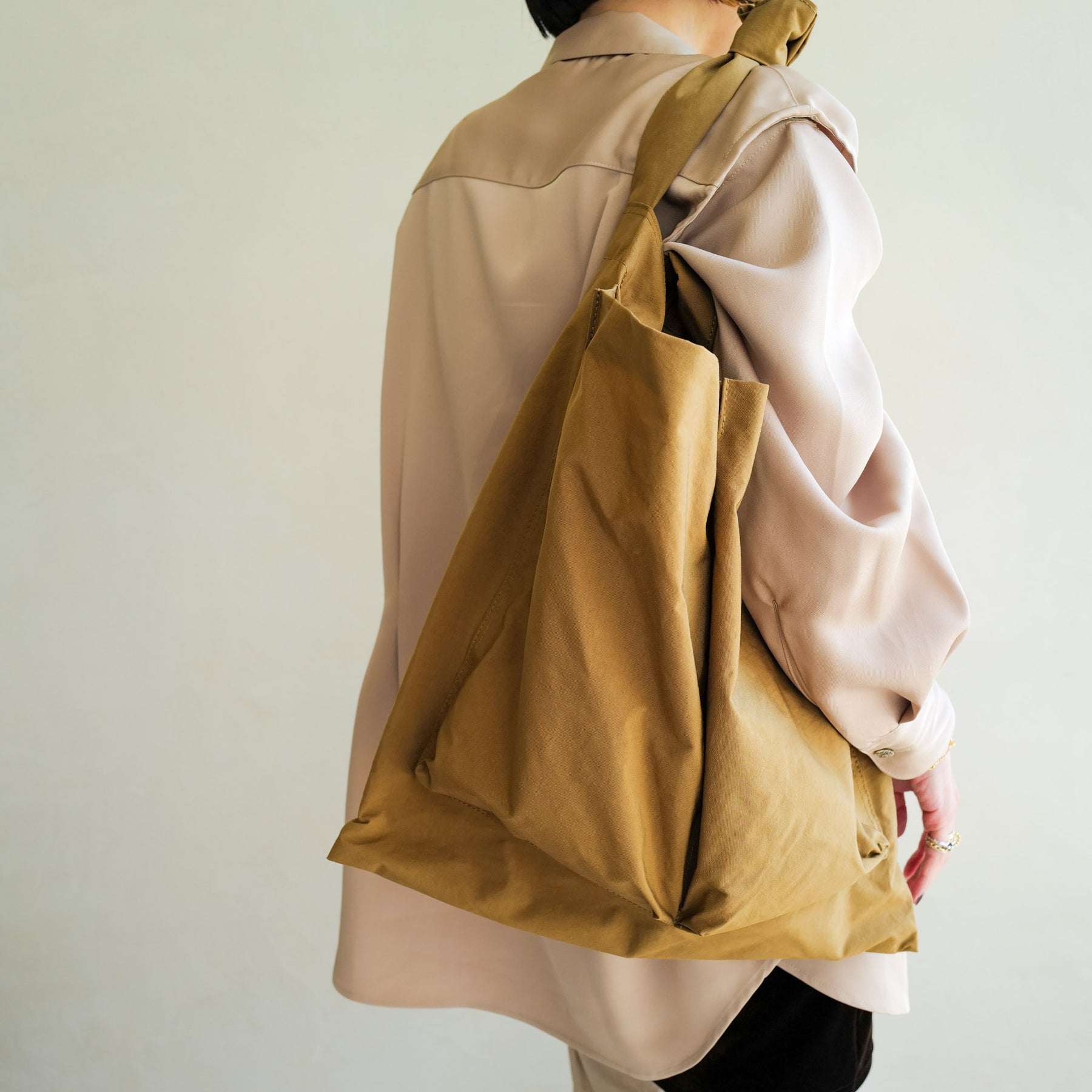 ITTI (イッチ) | ANNIE HELMET VEGETABLE BAG / CERATO WR(アニーヘルメットベジタブルバッグ) | メンズ レディース トート 鞄 エコ 買い物 野菜 ミリタリー ビッグ 大きい ナイロン 撥水 茶色 キャメル ベージュ