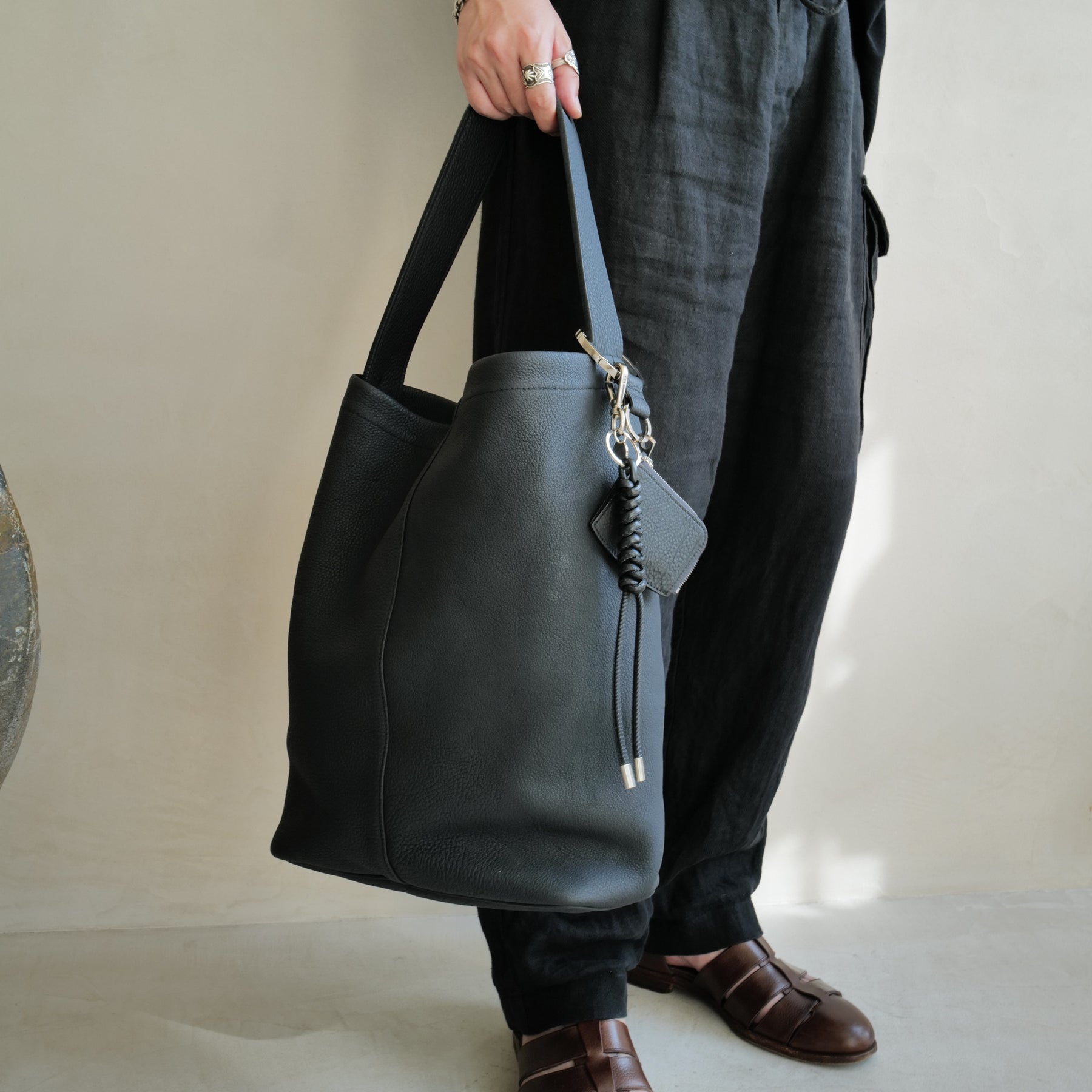 ITTI (イッチ) | MARY BUCKET SHOULDER / DIPLO SKY(マリーバケットショルダー/ディプロスカイ) レザー 本革 バッグ トート メンズ レディース 大きめ 鞄 かばん 本革 裏地つき 黒 白 ベージュ ブラック アイボリー トープ ブランド