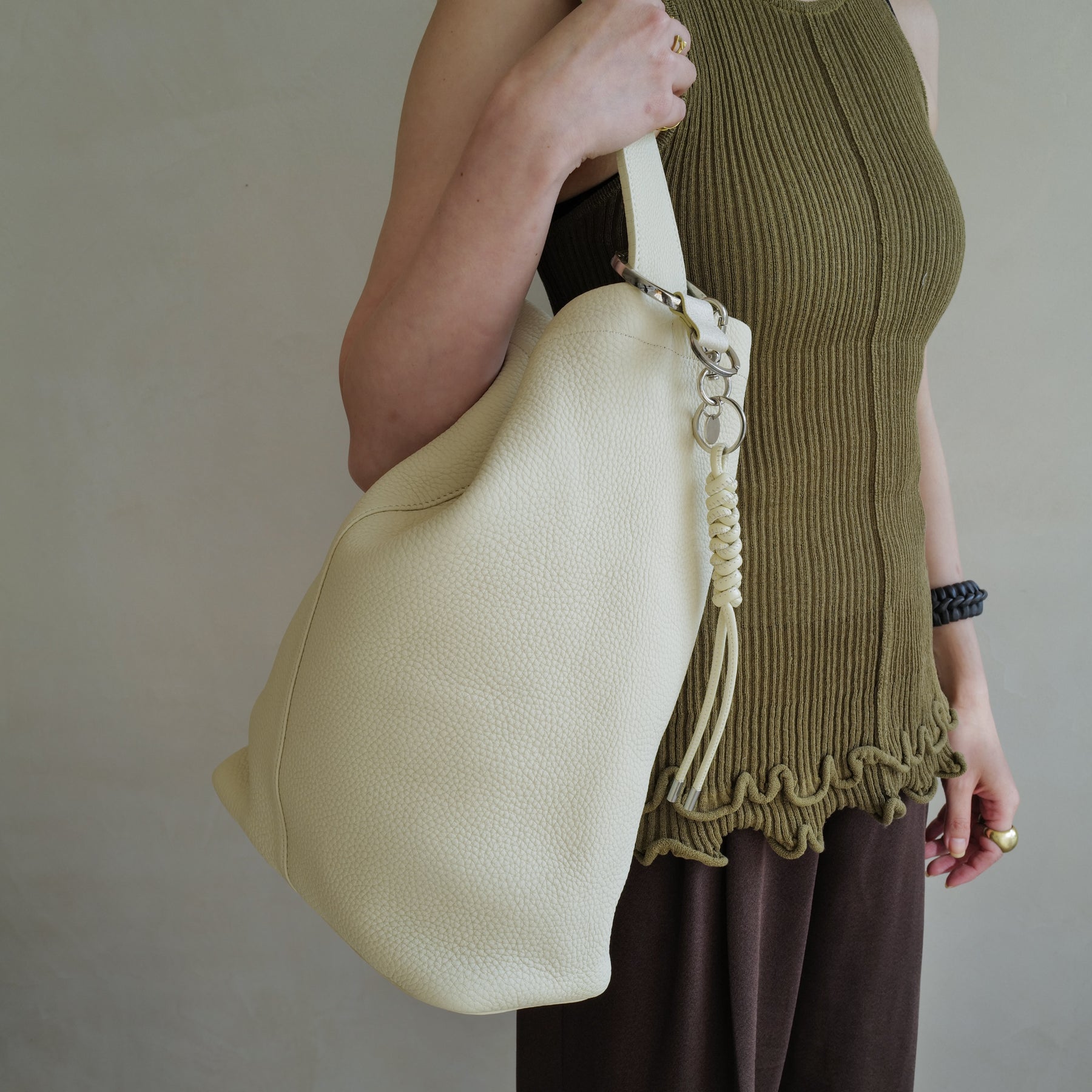 ITTI (イッチ) | MARY BUCKET SHOULDER / DIPLO SKY(マリーバケットショルダー/ディプロスカイ) レザー 本革 バッグ トート メンズ レディース 大きめ 鞄 かばん 本革 裏地つき 黒 白 ベージュ ブラック アイボリー トープ ブランド