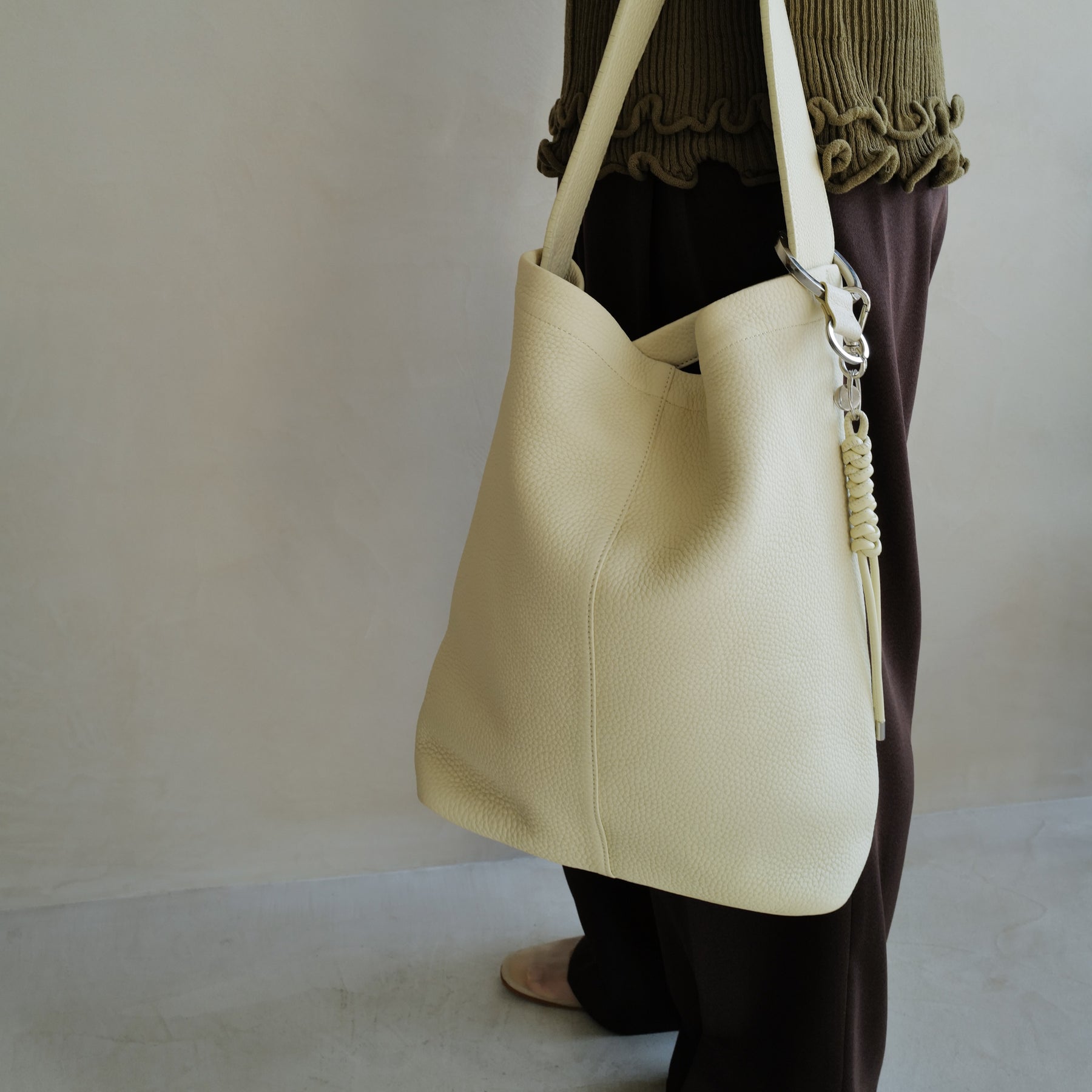ITTI (イッチ) | MARY BUCKET SHOULDER / DIPLO SKY(マリーバケットショルダー/ディプロスカイ) レザー 本革 バッグ トート メンズ レディース 大きめ 鞄 かばん 本革 裏地つき 黒 白 ベージュ ブラック アイボリー トープ ブランド