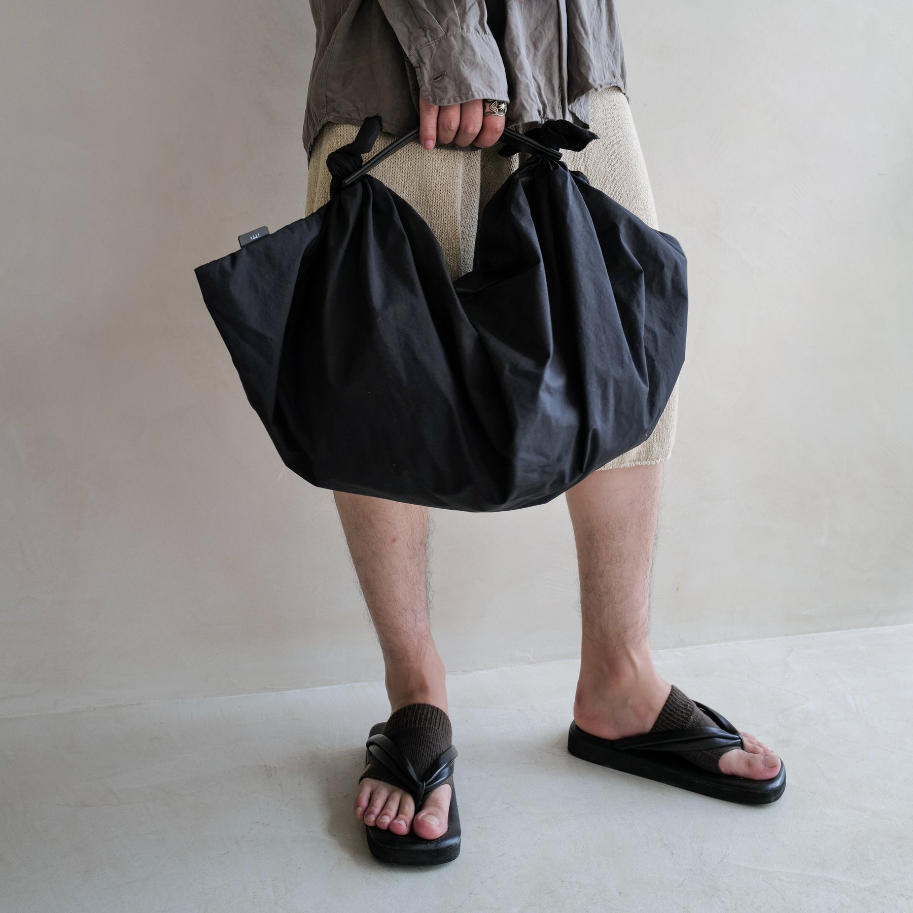 ITTI (イッチ) - HERRIE FUROSHIKI ONE HANDLE BAG - M / RF-LC (ヘリー風呂敷ワンハンドルバッグ - ミディアム) | 鞄 カバン かばん フロシキ トート ナイロン レザー ブランド メンズ レディース 黒 ブラック