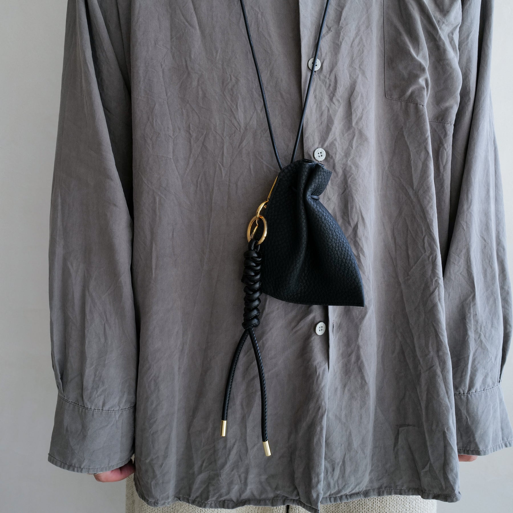 ITTI (イッチ) | HERRIE KINCHAKU POUCH - XXS / DIPLO SKY(ヘリー キンチャクポーチ - ダブルエックスエス / ディプロスカイ) 巾着 レザー ショルダー アクセサリー ファッション メンズ レディース 小物入れ ecco社 ブラック アイボリー black ivory 黒 白