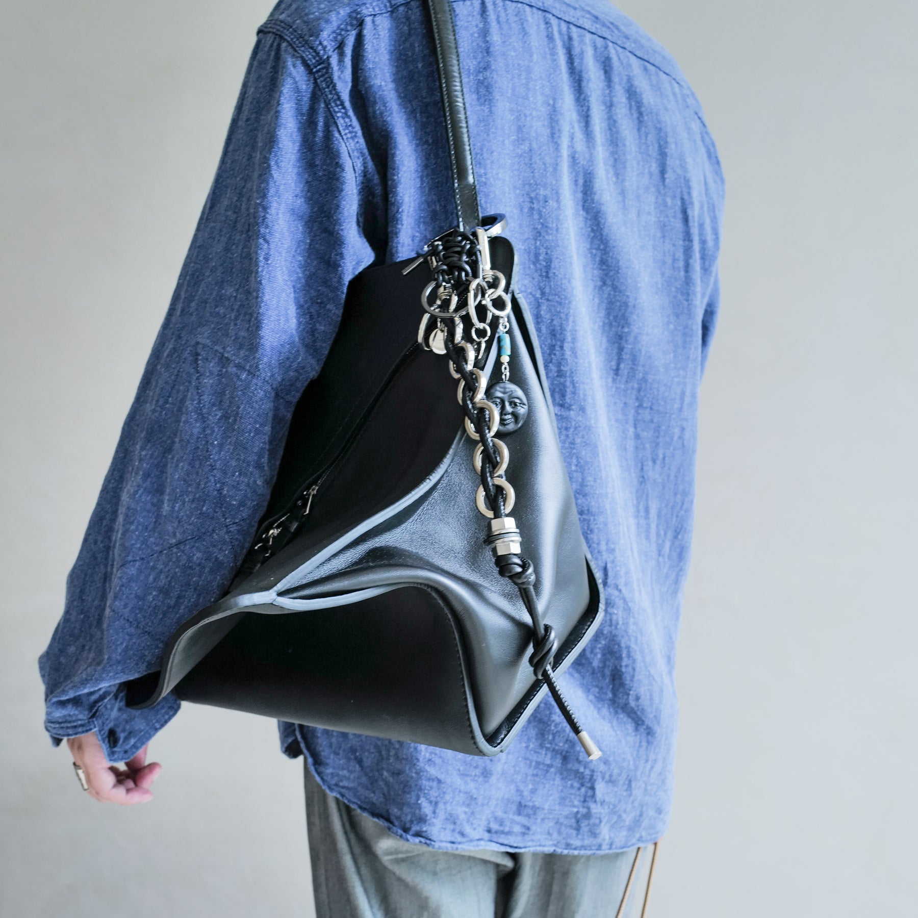 CRISTY RING CHAIN KNOT CHARM / STCOW|ステッチ入りレザーコードのキーホルダー メンズ レディース ギフト|男性着用 スタイリング コーディネート|ITTI(イッチ)公式