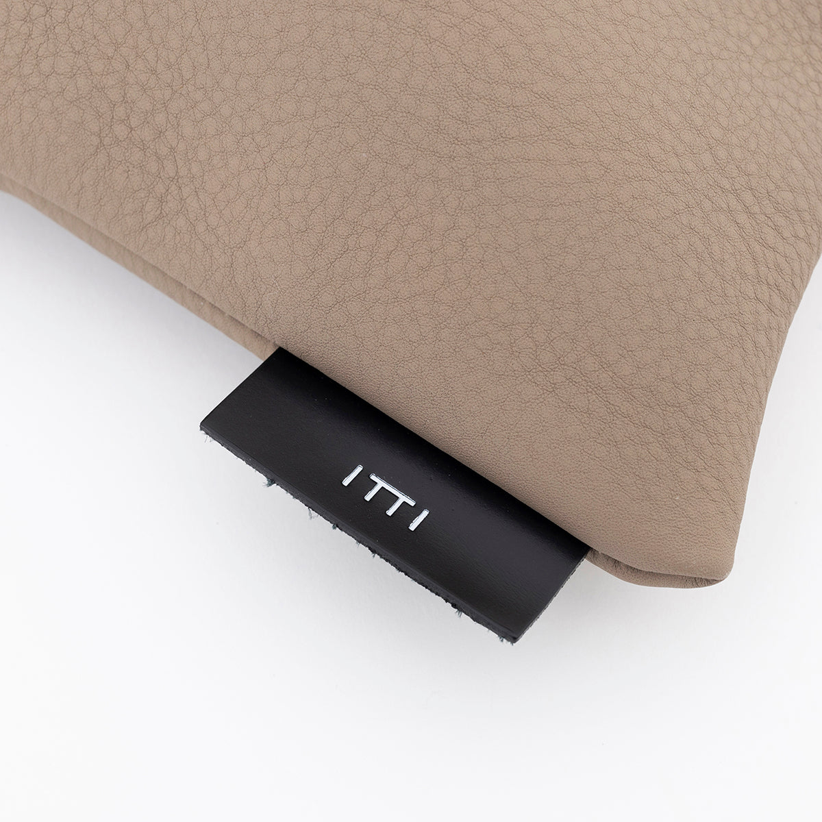 ITTI (イッチ) | ANNIE RICE BAG iii / DIPLO SKY(アニーライスバッグ/ディプロスカイ) レザー 巾着 ポーチ カバン ハンドバッグ メンズ レディース ユニセック ミニ かばん 鞄 革 黒 クロ ブラック グレージュ トープ