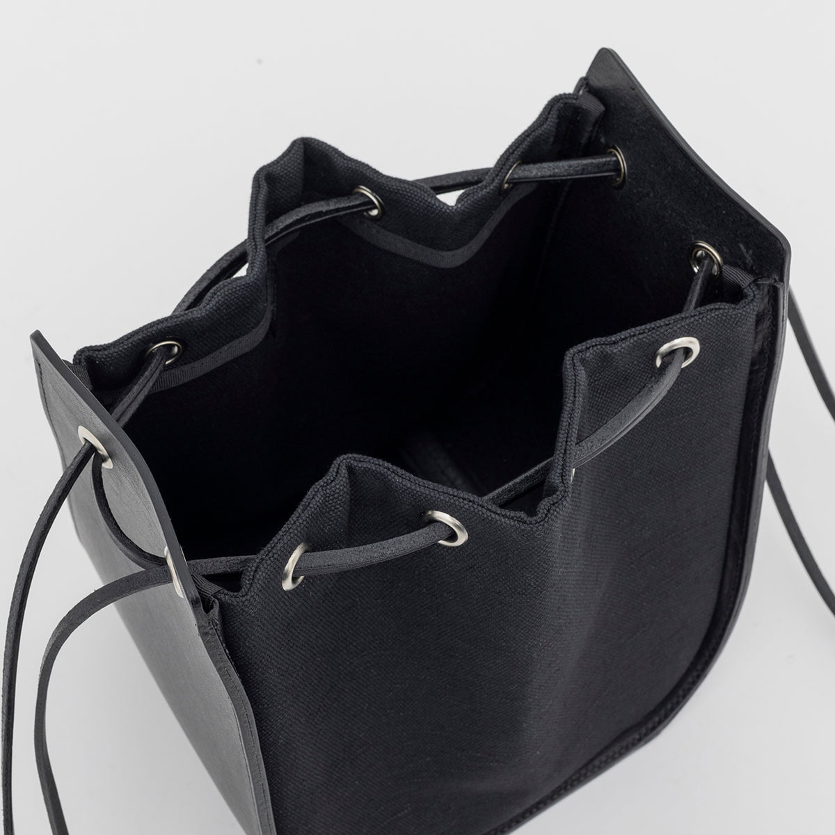 HOME TOUGH DRAWSTRING POUCH (ホームタフドローストリングポーチ) - ITTI HOME (イッチホーム) | 巾着 バッグ カバン かばん 鞄 メンズ レディース 切り替え 黒 ブラック 白 ホワイト