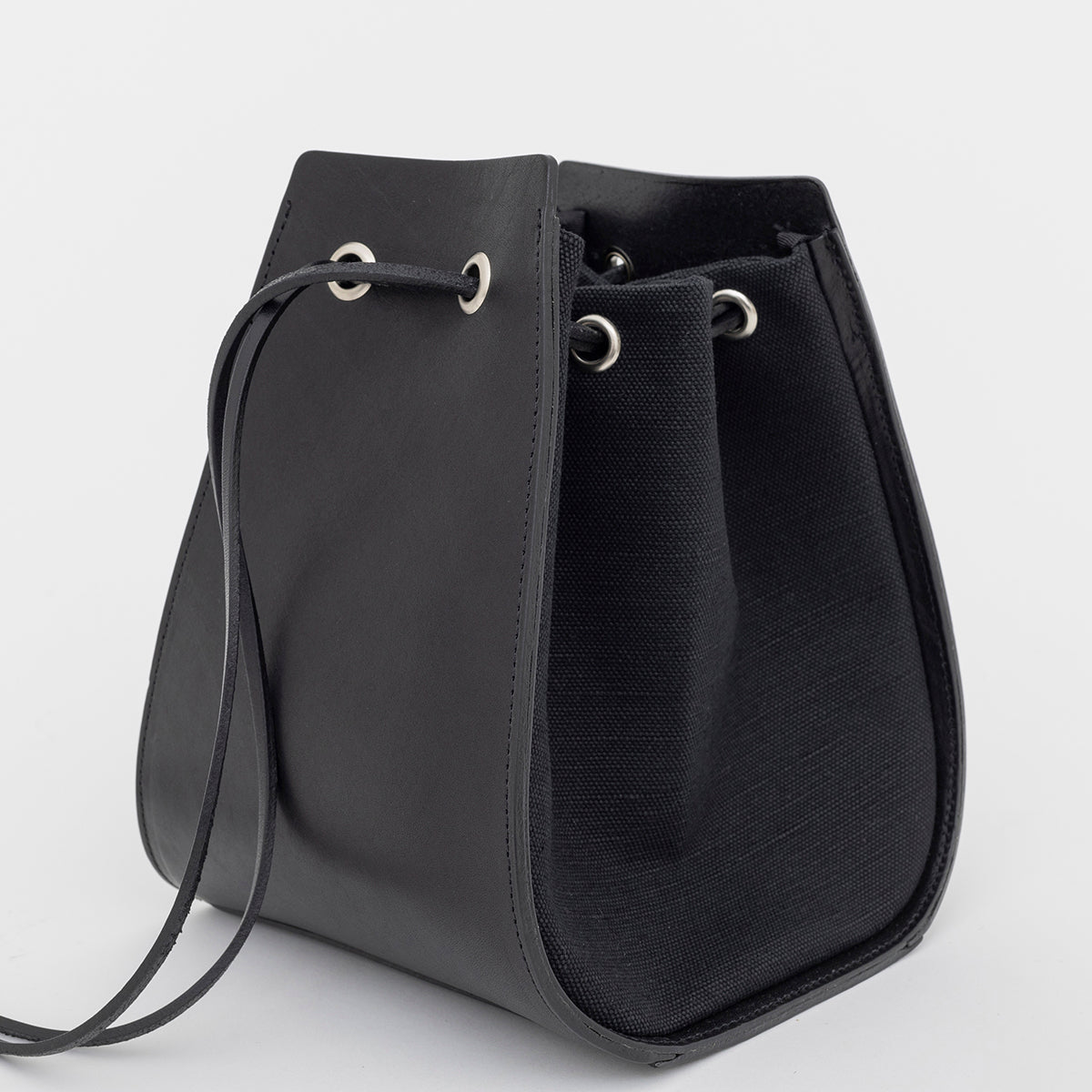 HOME TOUGH DRAWSTRING POUCH (ホームタフドローストリングポーチ) - ITTI HOME (イッチホーム) | 巾着 バッグ カバン かばん 鞄 メンズ レディース 切り替え 黒 ブラック 白 ホワイト