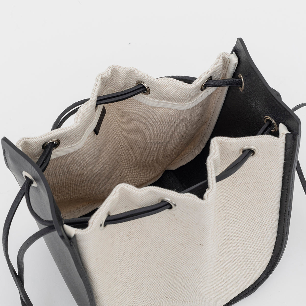 HOME TOUGH DRAWSTRING POUCH (ホームタフドローストリングポーチ) - ITTI HOME (イッチホーム) | 巾着 バッグ カバン かばん 鞄 メンズ レディース 切り替え 黒 ブラック 白 ホワイト