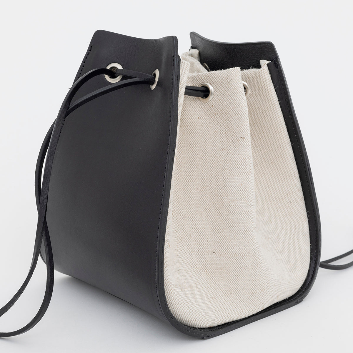 HOME TOUGH DRAWSTRING POUCH (ホームタフドローストリングポーチ) - ITTI HOME (イッチホーム) | 巾着 バッグ カバン かばん 鞄 メンズ レディース 切り替え 黒 ブラック 白 ホワイト