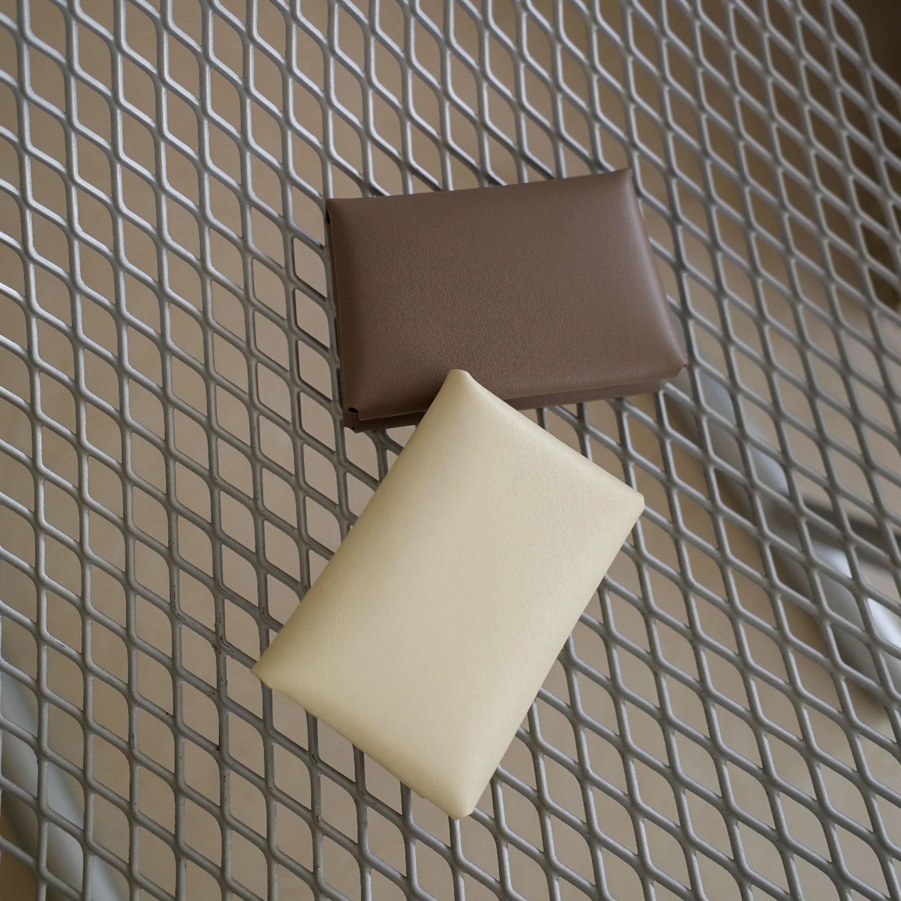 ITTI (イッチ) | HERRIE CARD CASE 40 / RAPTO(ヘリーカードケース/ラプト)レザー 名刺入れ ホルダー 本革 メンズ レディース ビジネス ミニ財布 メンズ レディース 男性 女性 ブランド スムース ミニ財布 ブラウン 茶色 アイボリー 白