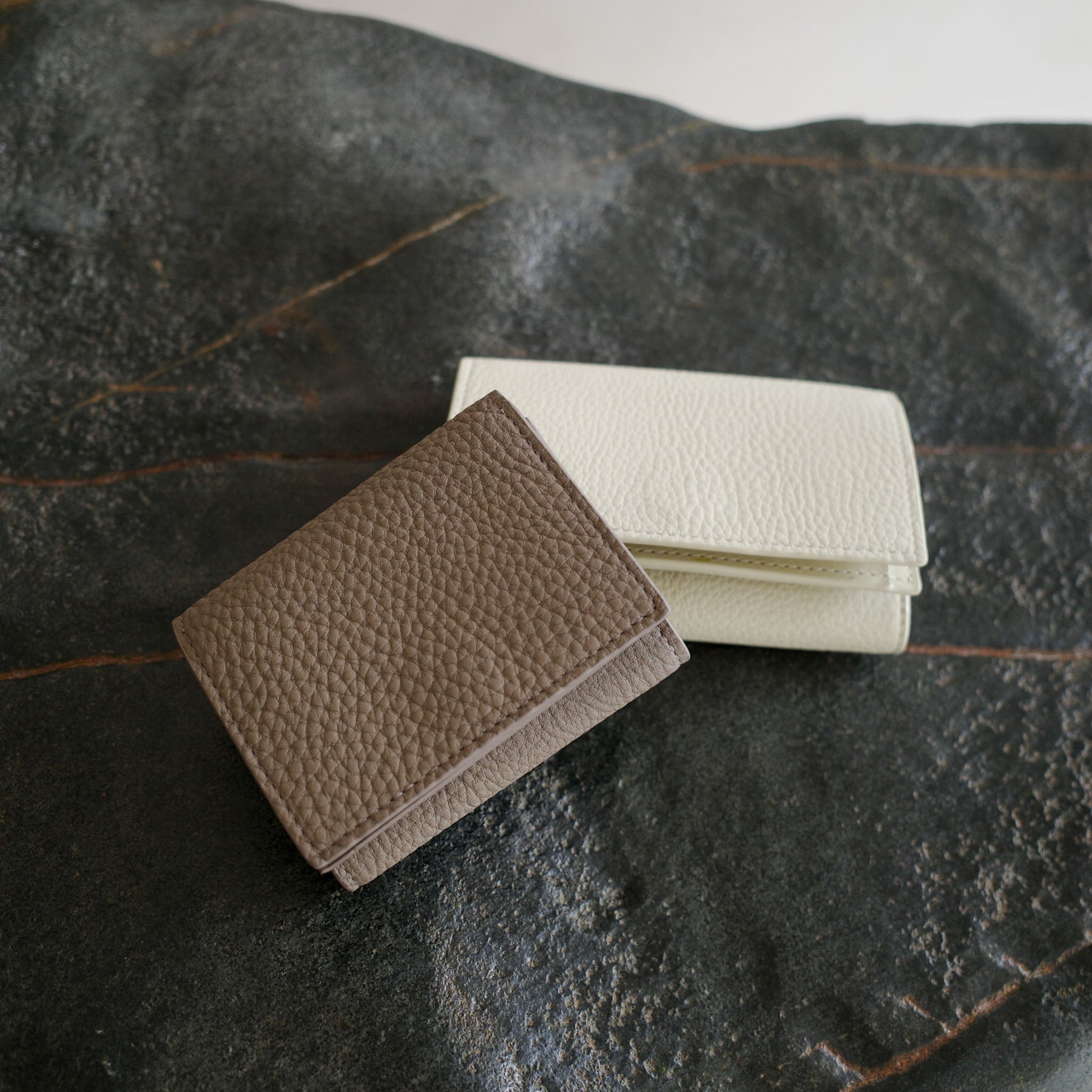 ITTI (イッチ) | CRISTY TRIFOLD MINI WLT / DIPLO SKY(クリスティトリフォルドミニウォレット/ディプロスカイ)3つ折り かぶせ さいふ 財布 サイフ 大人 メンズ レディース ミニ コンパクト 小さい レザー ブランド アイボリー トープ ブラック 黒 白 グレージュ