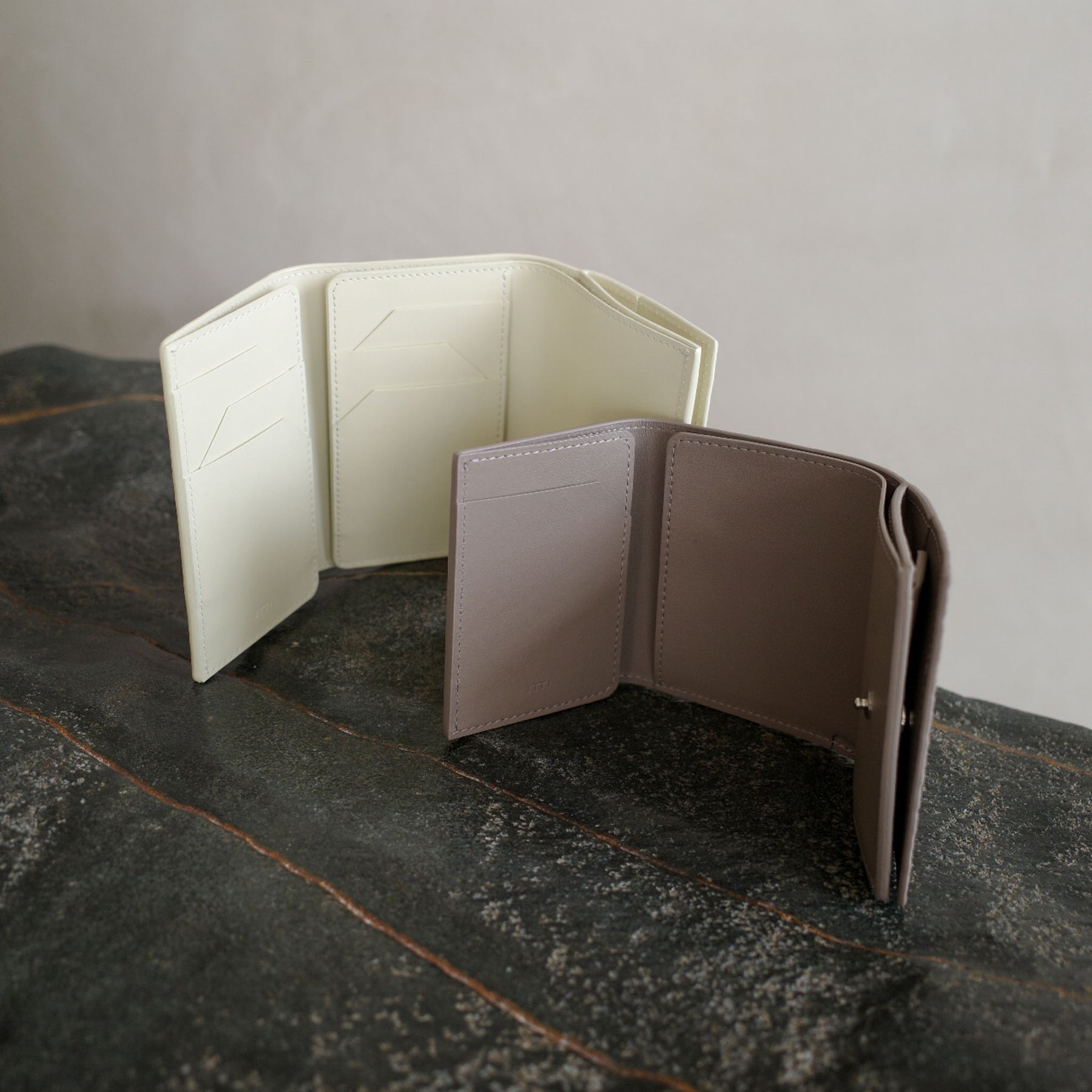 ITTI (イッチ) | CRISTY TRIFOLD MINI WLT / DIPLO SKY(クリスティトリフォルドミニウォレット/ディプロスカイ)3つ折り かぶせ さいふ 財布 サイフ 大人 メンズ レディース ミニ コンパクト 小さい レザー ブランド アイボリー ブラック イエローブルーグリーン 黒 白 グレージュ