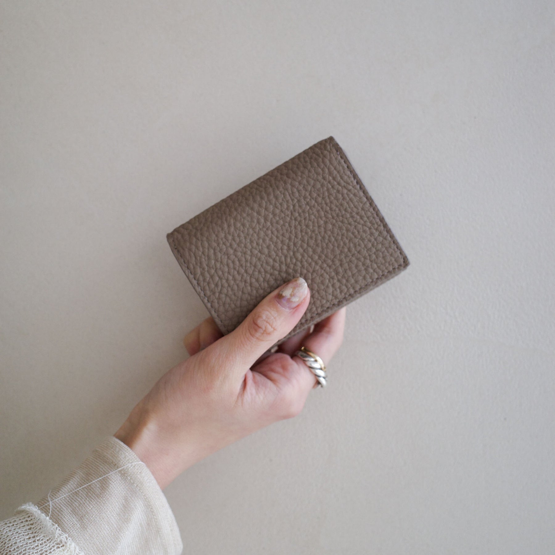 ITTI (イッチ) | CRISTY TRIFOLD MINI WLT / DIPLO SKY(クリスティトリフォルドミニウォレット/ディプロスカイ)3つ折り かぶせ さいふ 財布 サイフ 大人 メンズ レディース ミニ コンパクト 小さい レザー ブランド アイボリー トープ ブラック 黒 白 グレージュ