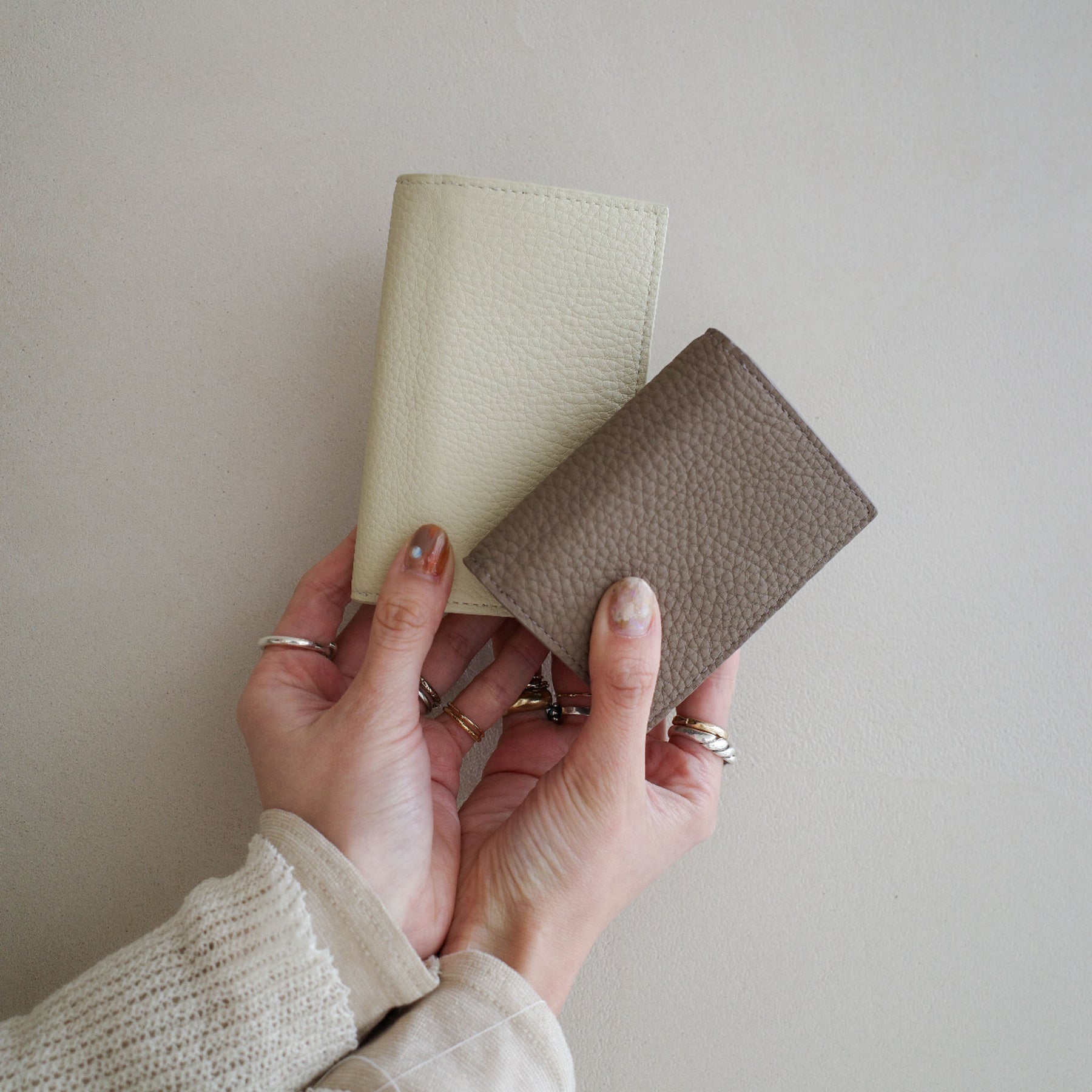 ITTI (イッチ) | CRISTY TRIFOLD MINI WLT / DIPLO SKY(クリスティトリフォルドミニウォレット/ディプロスカイ)3つ折り かぶせ さいふ 財布 サイフ 大人 メンズ レディース ミニ コンパクト 小さい レザー ブランド アイボリー トープ ブラック 黒 白 グレージュ