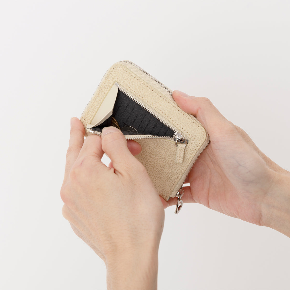 CRISTY SLIM COMPACT WLT / SHIRO (クリスティスリムコンパクトウォレット / 白鞣し) - ITTI (イッチ) SHIRONAMESHI 財布 さいふ サイフ メンズ レディース 薄型 ミニ キャッシュレス アイボリー ナチュラル ホワイト ドメスティック ブランド レザー 革小物