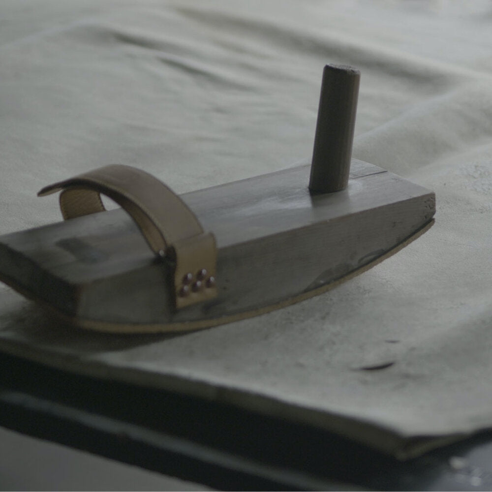 SHIRONAMESHI (白鞣し革) | 薬品を一切使用せず、塩と菜種油のみで仕上げた動物本来の肌色の革。一度は途絶えかけた技術を、現代の鞣し革職人 新田眞大氏かにより復活。- ITTI (イッチ)