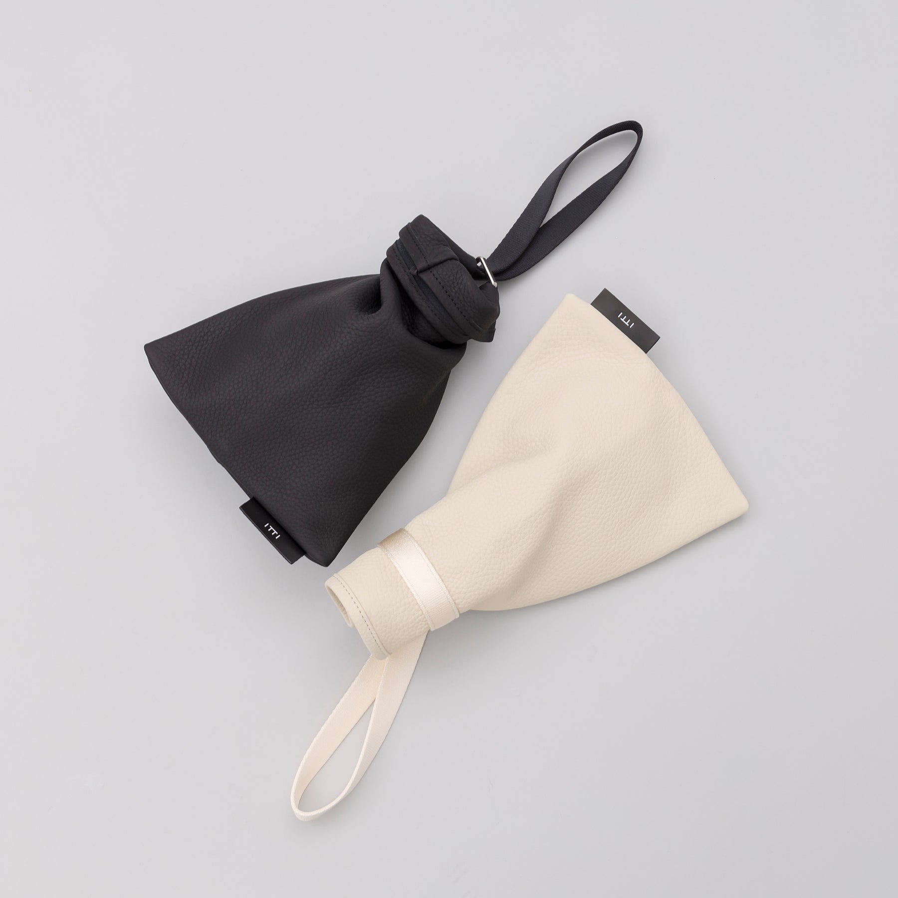 ITTI (イッチ) | ANNIE RICE BAG iii / DIPLO SKY(アニーライスバッグ/ディプロスカイ) レザー 巾着 ポーチ カバン ハンドバッグ メンズ レディース ユニセック ミニ かばん 鞄 革 黒 クロ ブラック グレージュ トープ