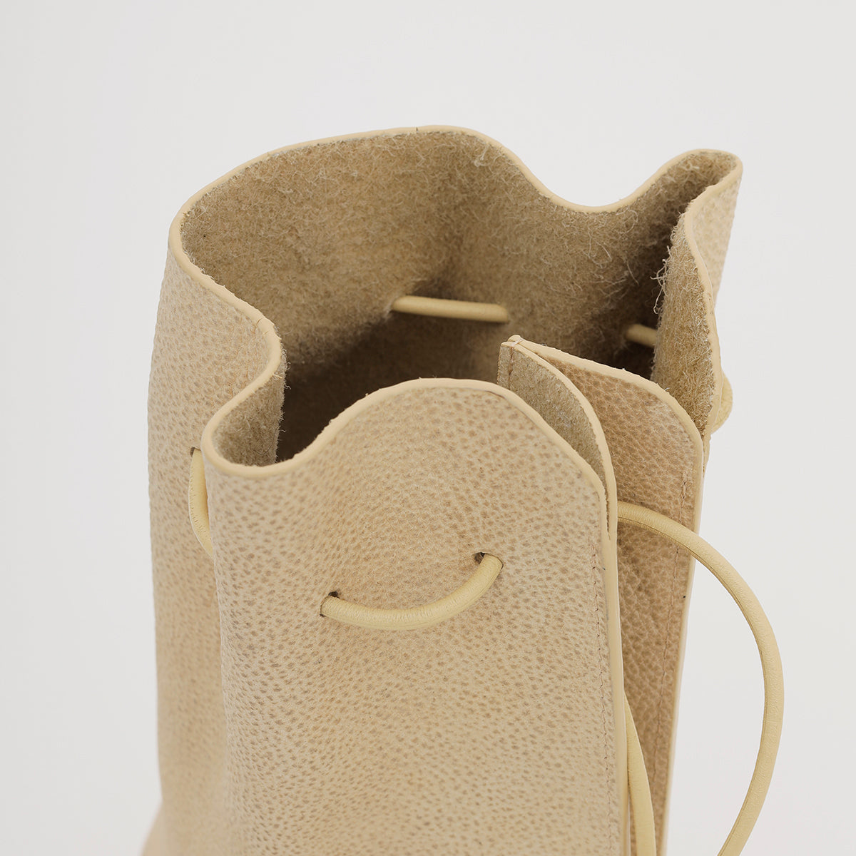 ITTI (イッチ) | HERRIE KINCHAKU POUCH - PM / SHIRO(ヘリー キンチャクポーチ / 白鞣し皮革) 本革レザー 巾着 バッグ サステナブル エコロジー ミニ コンパクト お出掛け 旅行 トラベル 肩がけ 斜め掛け メンズ レディース ユニセックス