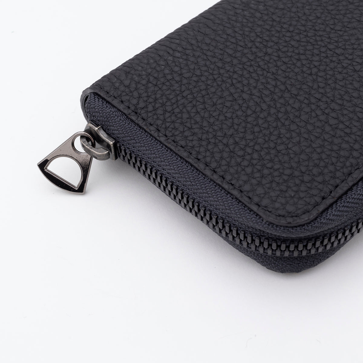 ITTI (イッチ) | CRISTY STUFFING MID WLT.5 / BK COLLECTION (クリスティスタッフィングミッドウォレット/ブラックコレクション) 財布 ミディアム サイフ ラウンドファスナー さいふ オール 黒 ブランド シボ シュリンク レザー メンズ レディース パスポート 通帳 収納 大容量