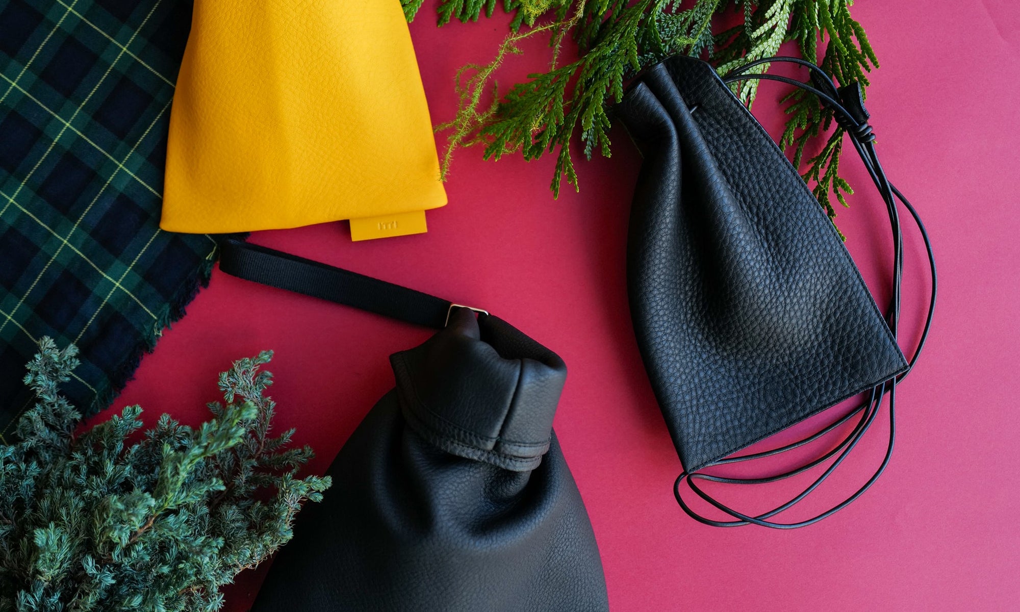 CHRISTMAS GIFT GUIDE 2024 (クリスマスギフトガイド 2024年) | FEATURE (特集) - ITTI (イッチ) プレゼント 贈り物 ホリデー コレクション 革小物 レザー ブランド 恋人 友人 家族 プチ サイフ 財布 さいふ バッグ ポーチ 鞄 カバン かばん 小物 アクセサリー