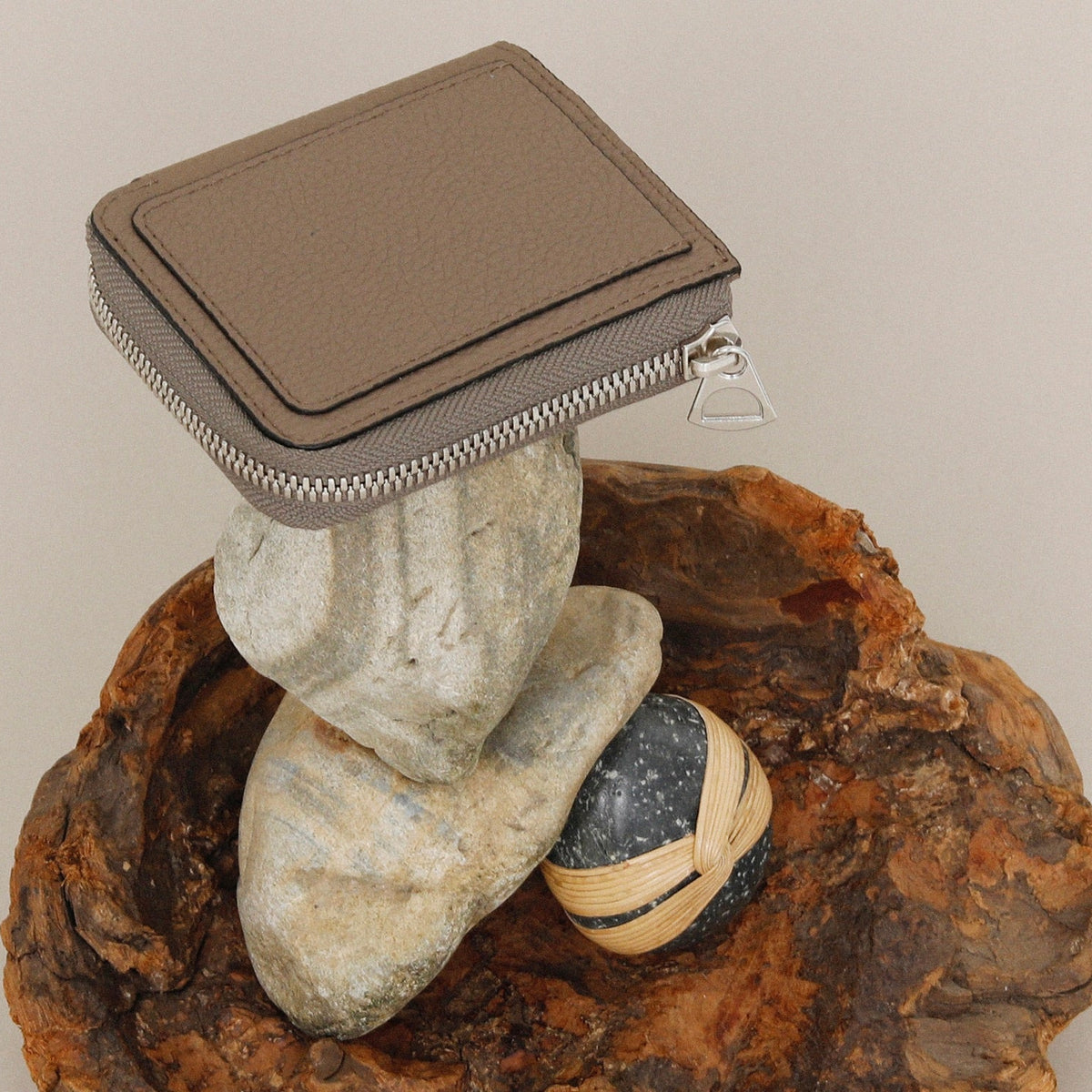 itti イッチ　美品　レザー　ブラック　黒　二つ折り財布 黒桟革 漆レザー 本革ミニ財布｜CRISTY VERY COMPACT WLT .5