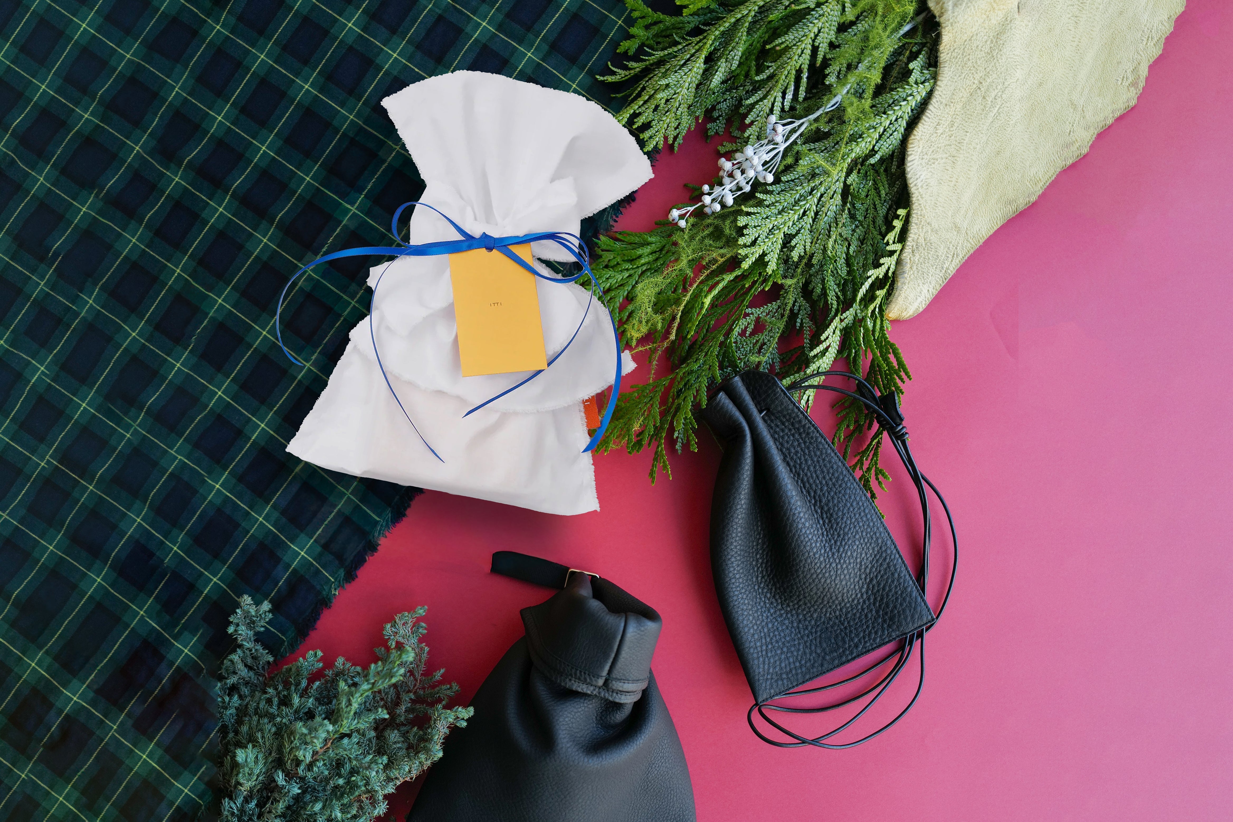 CHRISTMAS GIFT GUIDE 2025｜シーン別で選べる上質なレザーギフト特集