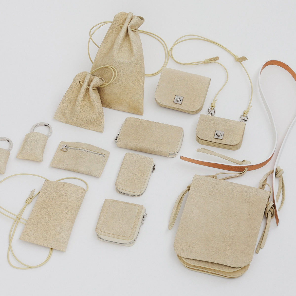 シロイシロイ継ぎ接ぎ切れ込み傷皺leatherヌメ白革ボディbag