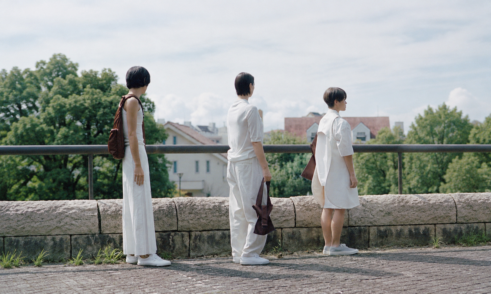 ITTI MARY INSIDE OUT TOTEのブラウンを持った3人の着用イメージ