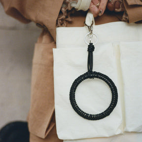 ITTI (イッチ) | CRISTY KNOT WRIST CIRCLE CHARM / RAPTO JP (クリスティノットリストサークルクリスティノットリストサークルチャーム / ラプト) キーホルダー 手首 ストラップ レザー ブランド メンズ レディース スマホ 携帯 モバイル サイフ 財布 さいふ ブラック 黒 生成り