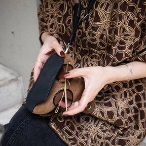 HERRIE GLASSES NECKLACE / DIPLO SKY｜ECCO社製シュリンクレザー使用 グラスケースネックレス メンズ レディース｜ITTI（イッチ）公式
